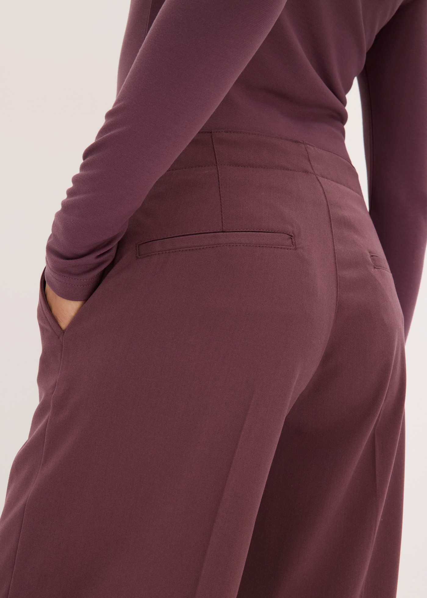 bonprix Pantalon à pinces  en brun cacao, avec plis à la taille, coupe barrel, loose fit