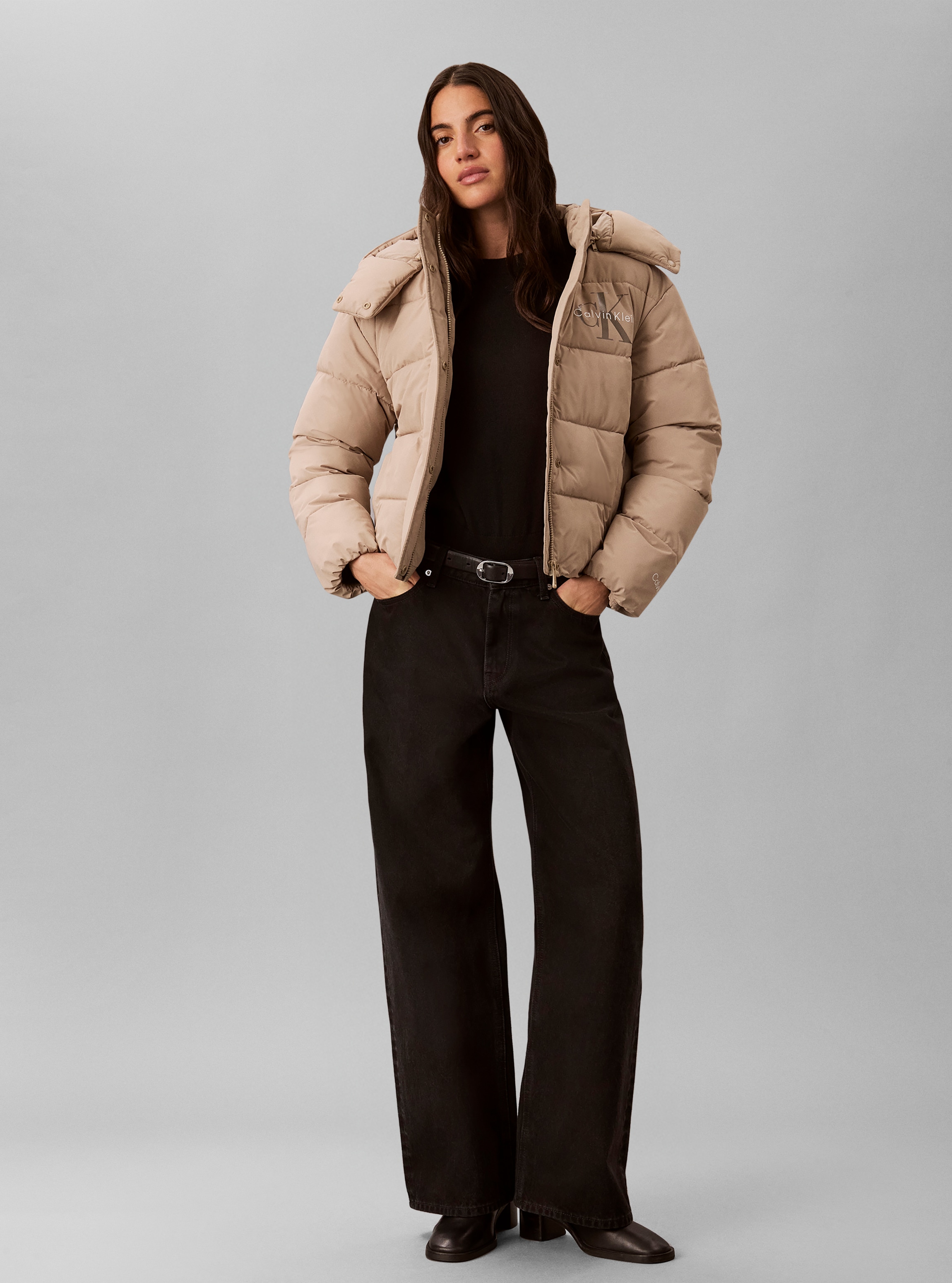 Calvin Klein Jeans Veste matelassée »MATTE MONOLOGO SHORT PUFFER« avec capuche Avec capuche, inscription logo