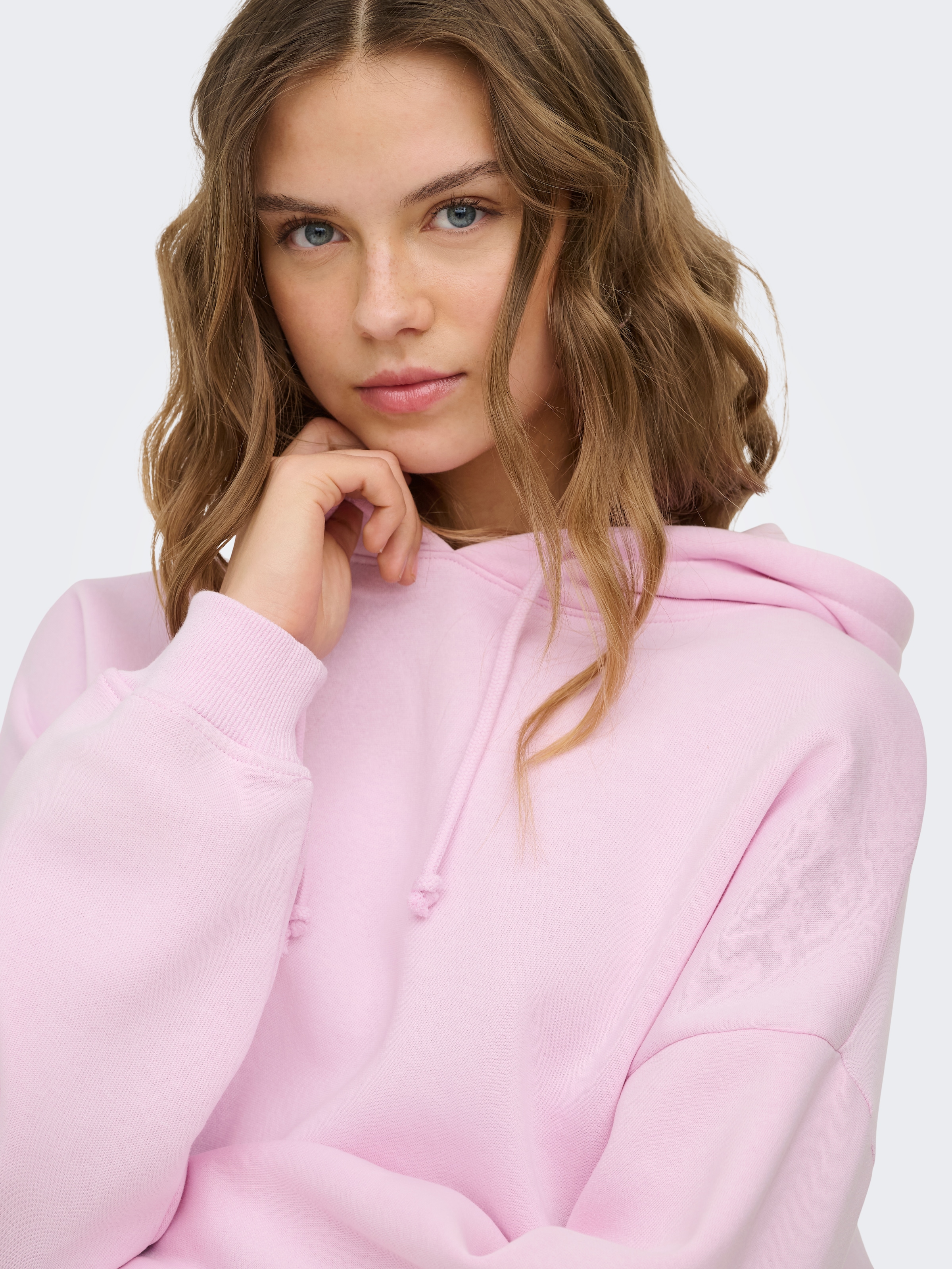 ONLY Sweat à capuche »ONLSWEAT LIFE L/S HOODIE CROPPED SWT«, mélange de coton, coupe ample
