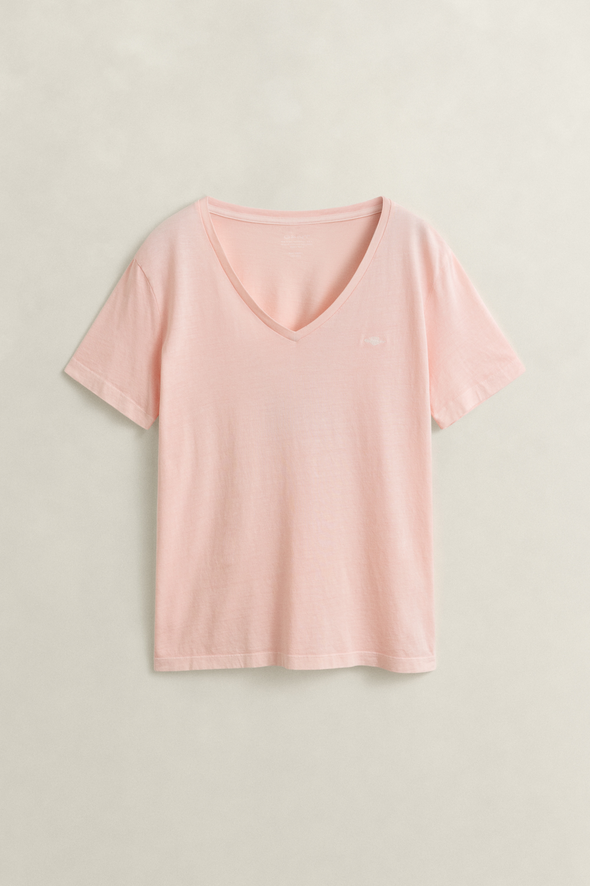 Gant T-shirt »REGULAR WASHED SHIELD V-NECK« coupe régulière avec col en V