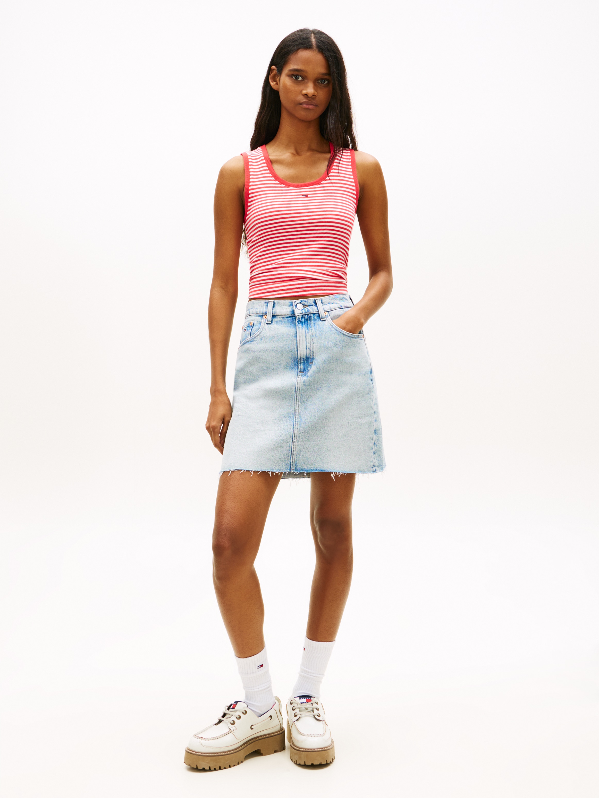 Tommy Jeans Jupe en jean »MOM UH SKIRT BJ8115« Coupe droite en longueur mini