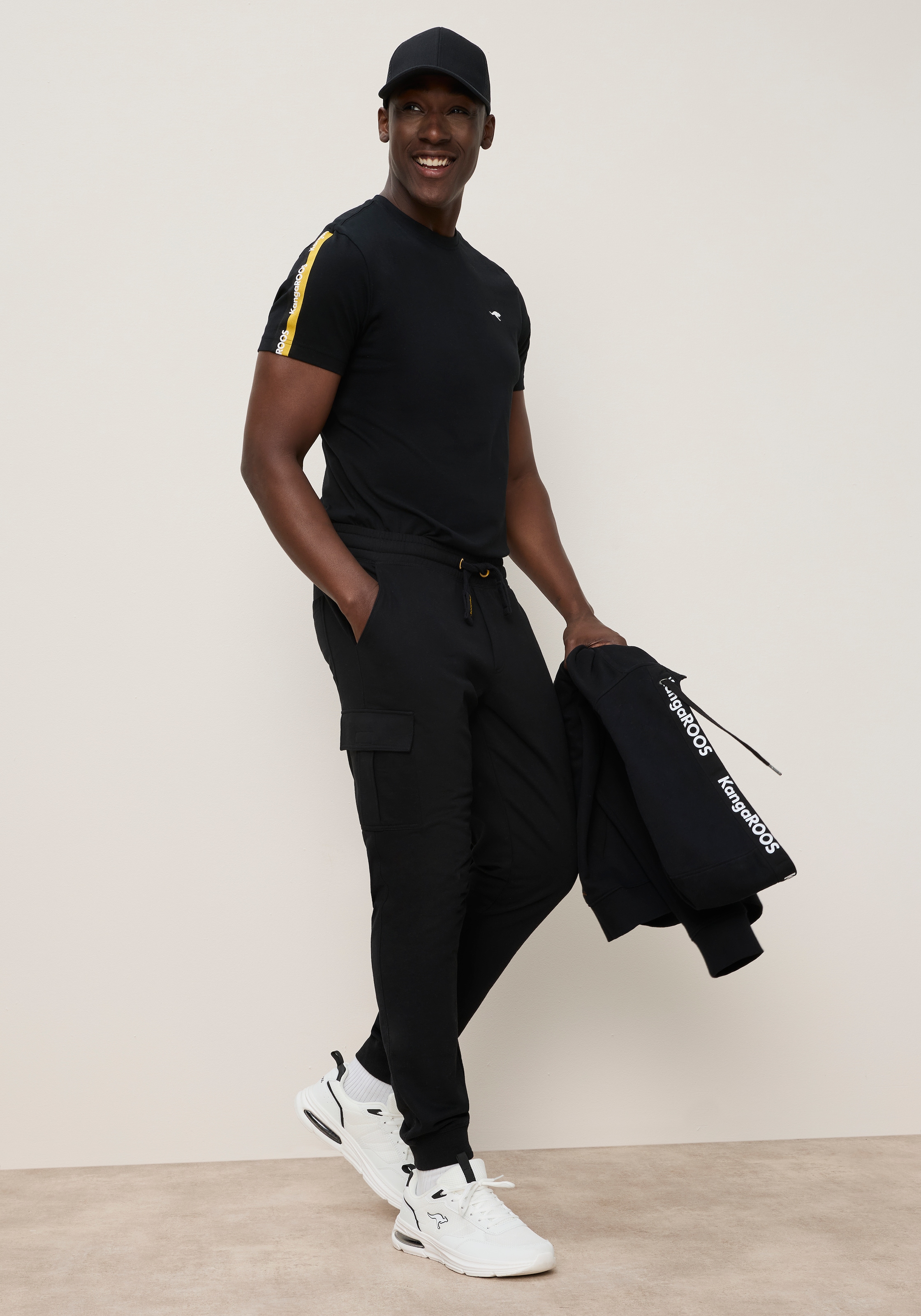 KangaROOS Pantalon de jogging  coupe droite, avec badge en application, aussi en grandes tailles