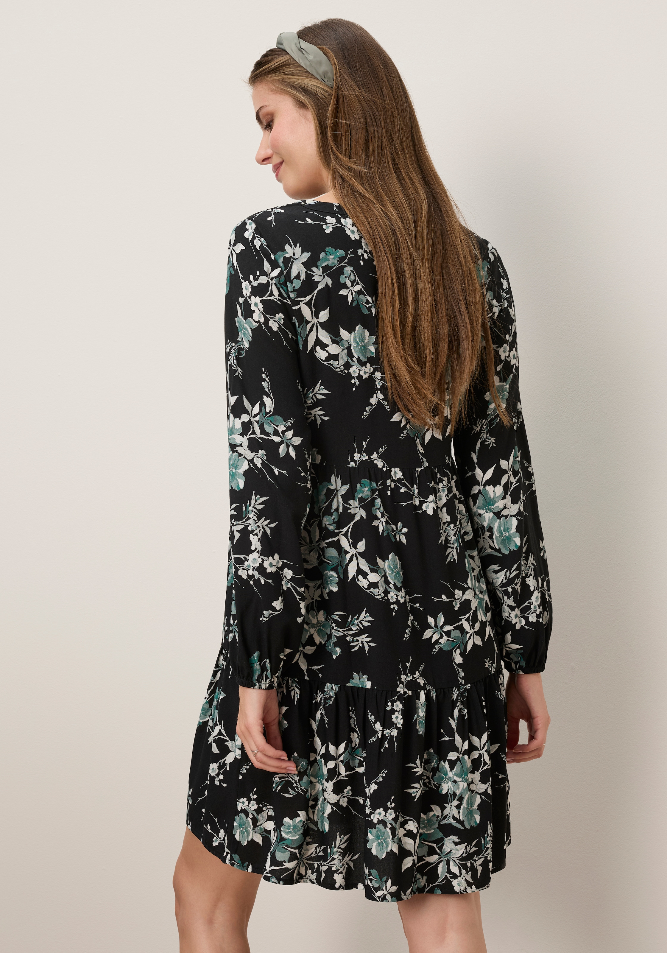 Tamaris Robe en ligne A »mit Blumen-Design und Rüschen« en viscose