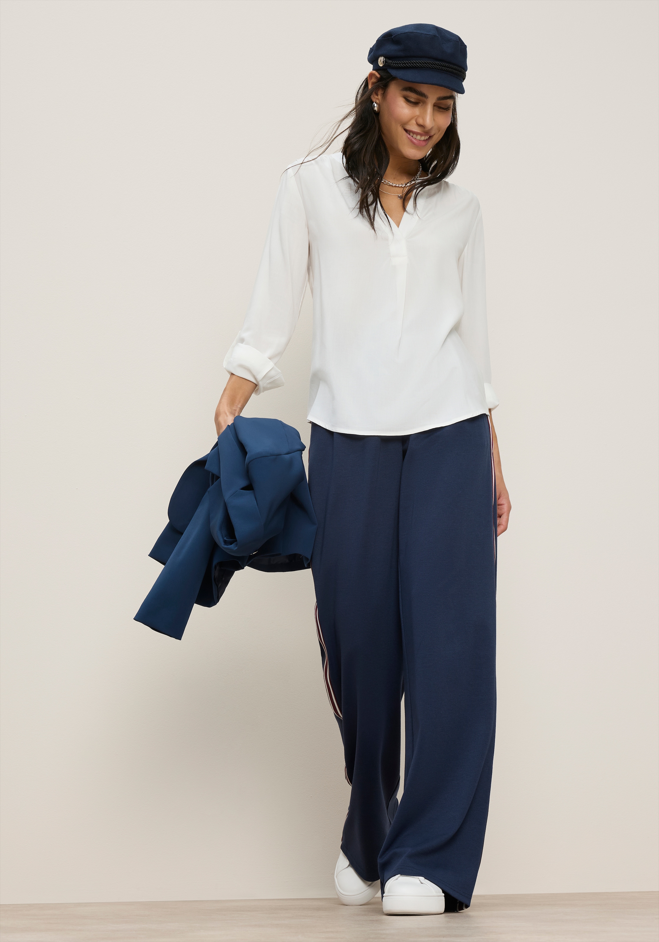 Tamaris Shirtbluse »mit lockerem Schnitt, aus fliessender Viskose-Qualität« mit Krempelärmeln