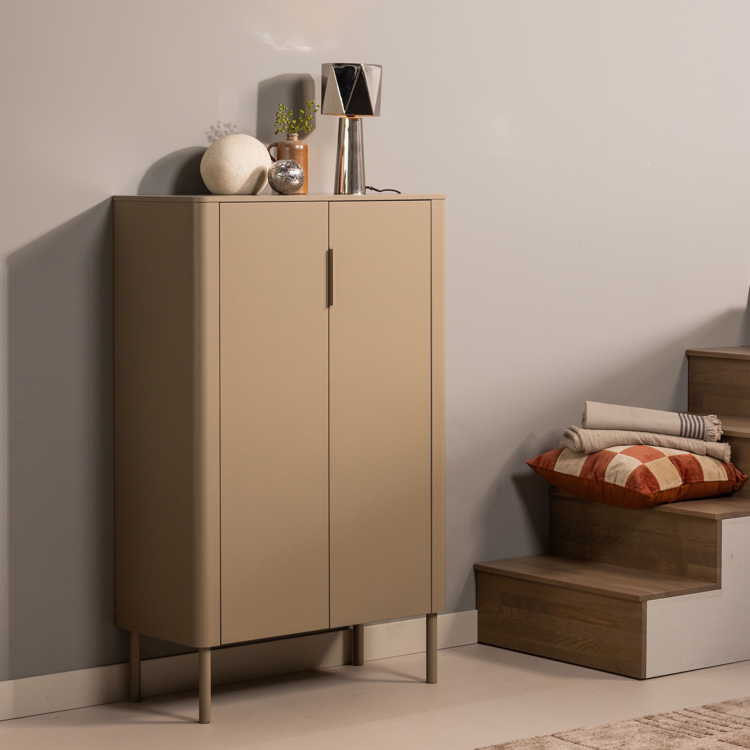 WOOOD Highboard »Gunnar FSC®-Mix Massivkiefer mit Dämpfung Funktion, 85 x 39 x 135 cm« Abgerundete Ecken, Tragkraft 15 kg pro Einlegeboden,sichtbare Maserung
