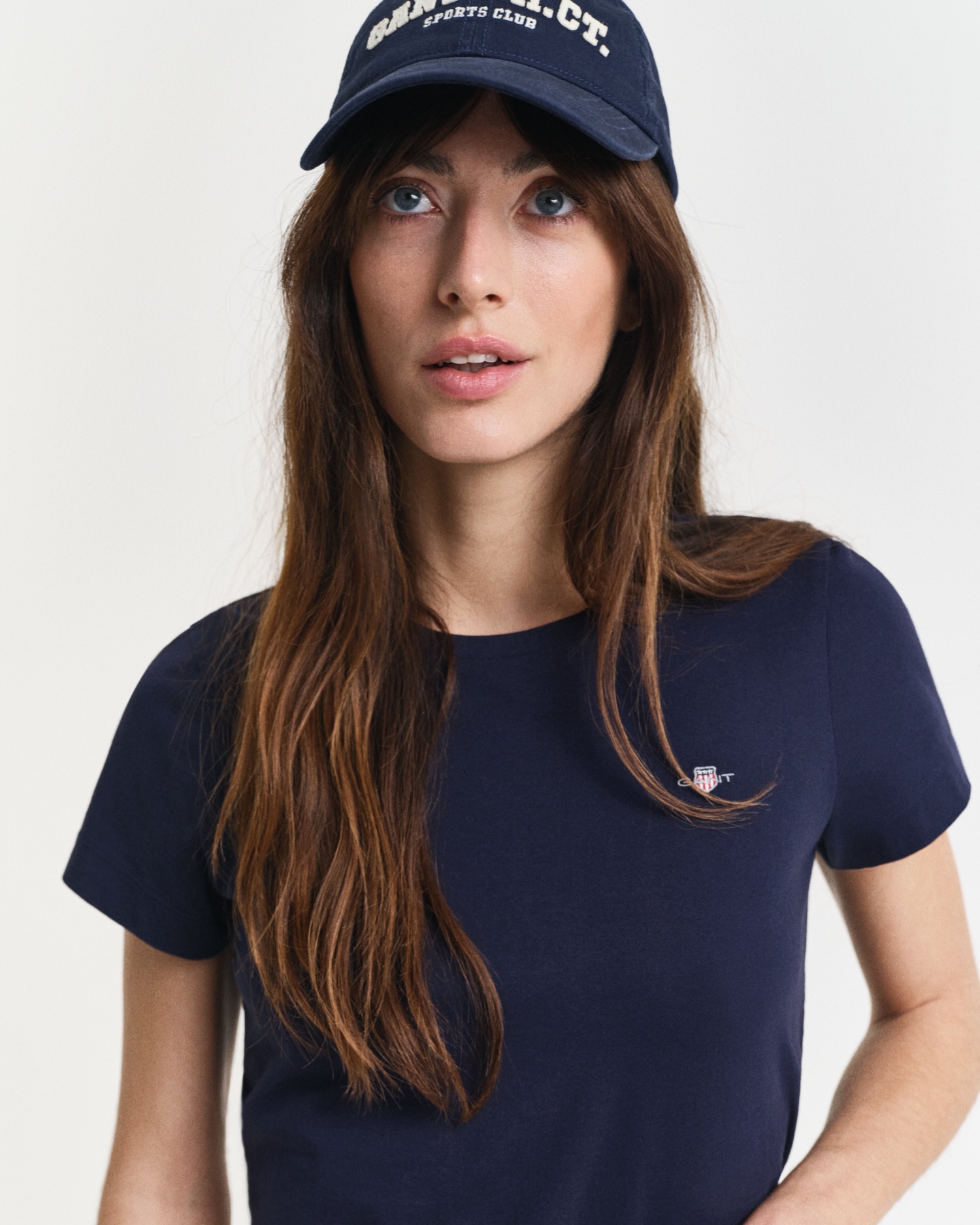 Gant T-shirt »REG SHIELD KA T-SHIRT« mit einer kleinen aufgestickten Wappen-Grafik auf der Brust