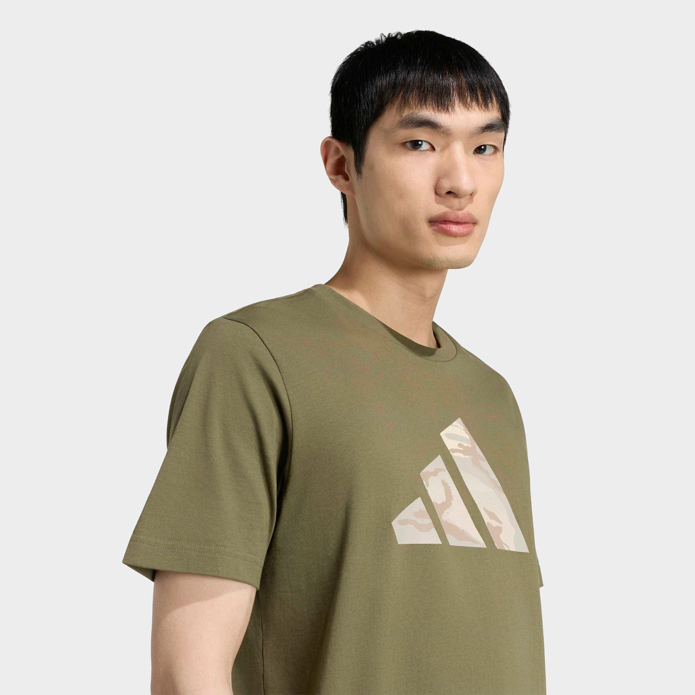 adidas Sportswear T-Shirt »CAMO 3-BALKEN GRAFIK« mit Rundhalsausschnitt, ohne Verschluss, aus Baumwolle, normale Länge