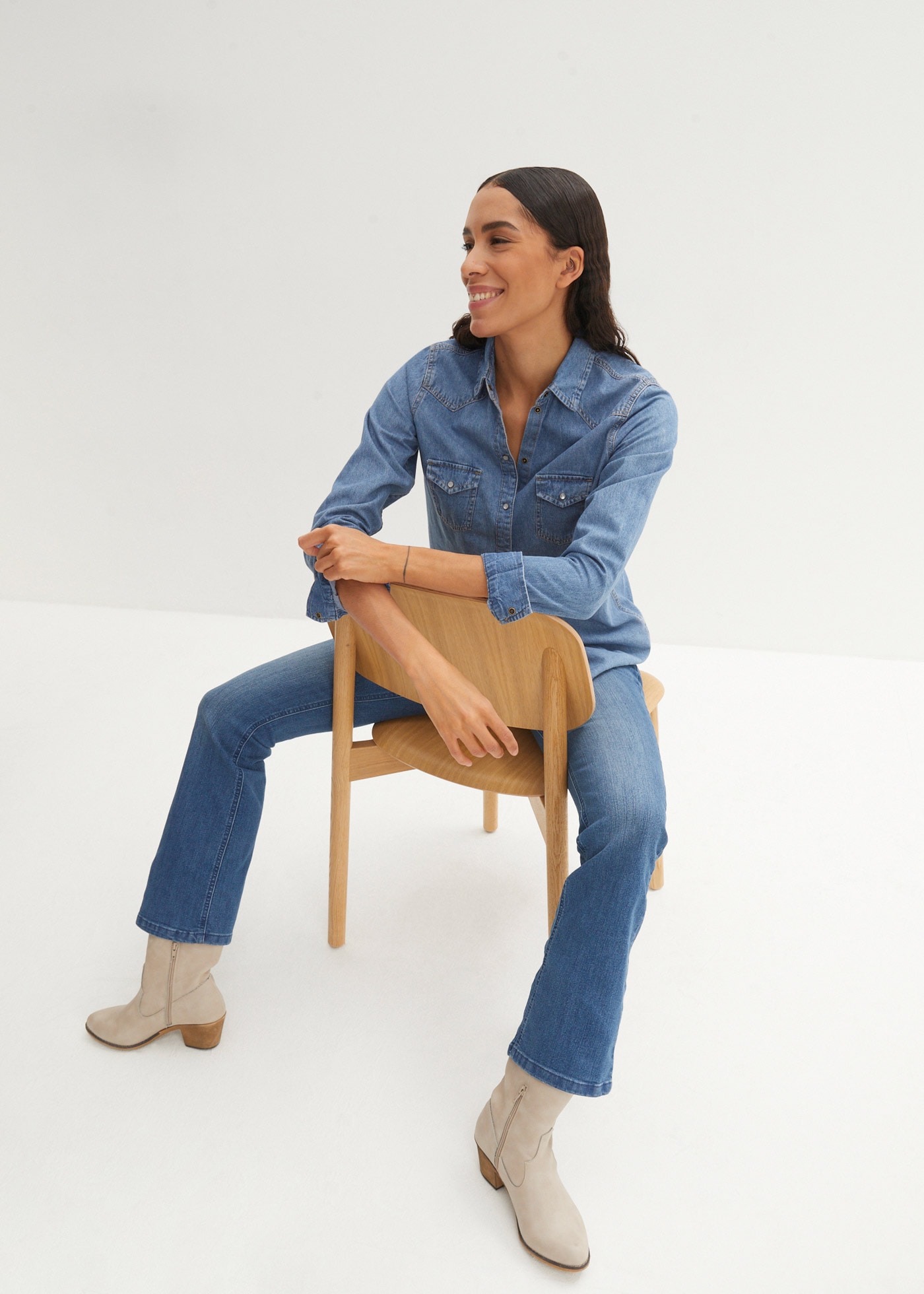 bonprix Jeanshemd mit zwei Brusttaschen und schmucken Druckknöpfen