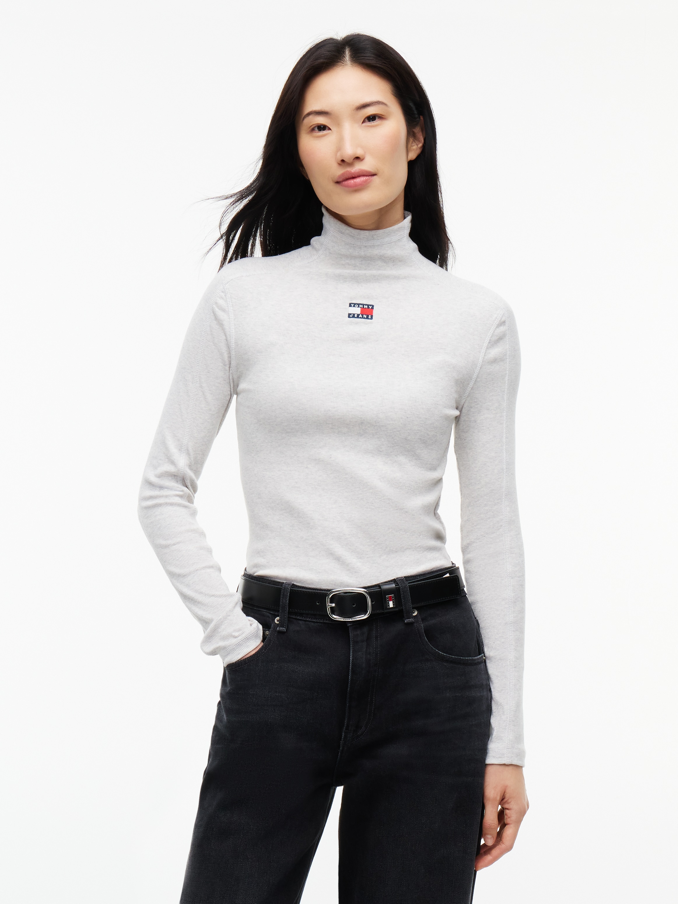 Tommy Jeans T-shirt à manches longues »TJW SLIM RIB LS MOCK BADGE TOP« Mélange de coton, coupe slim, ajustée, en structure côtelée