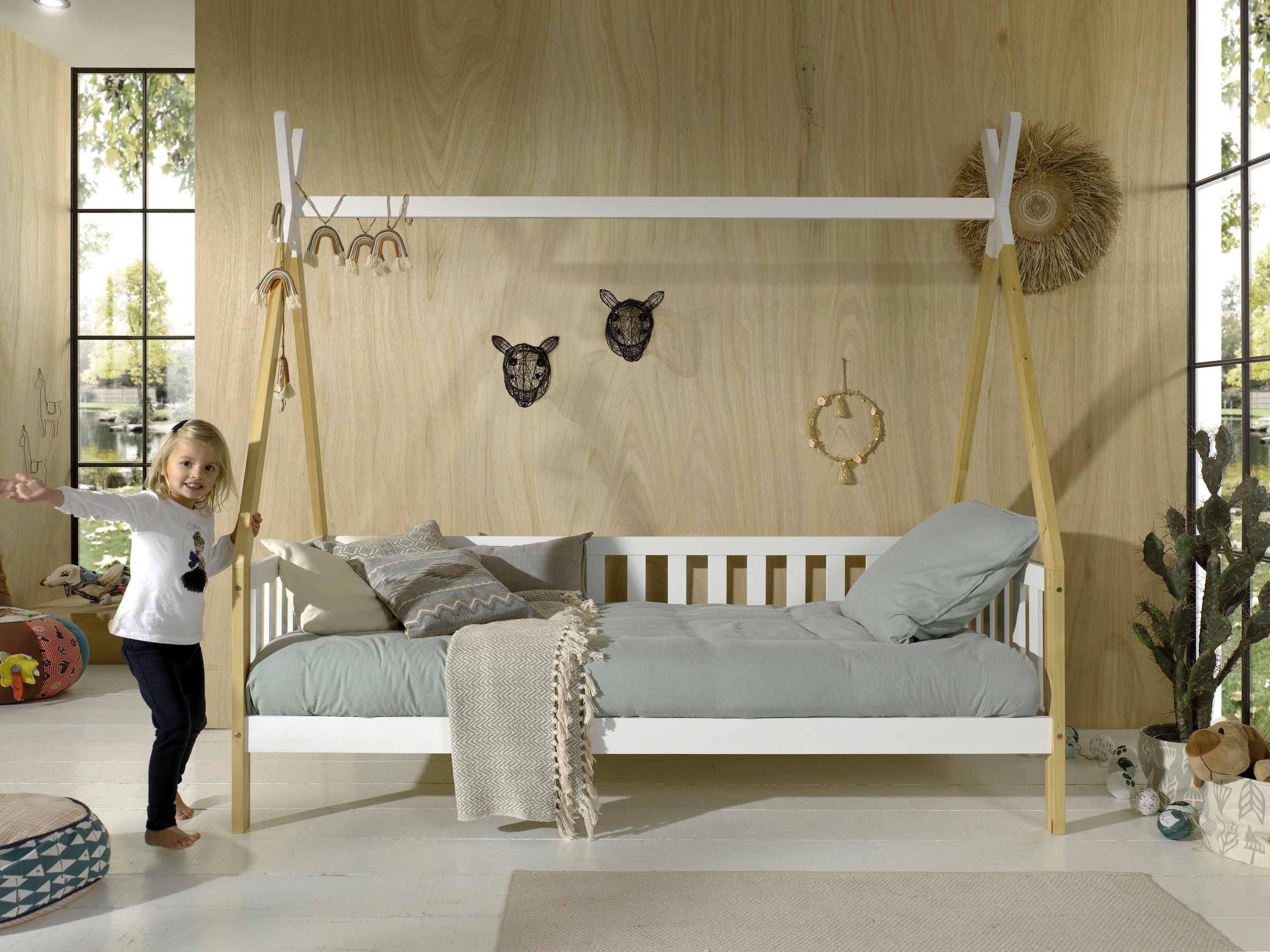 Vipack Lit d'enfant »Tipi, mit Querstange in Zelt-Optik, Kiefer massiv« L/H/P env. 206x185,1x96 cm, encadrement barreaux latéraux,  incluant sommier à lattes roulantes et tiroir de lit en option