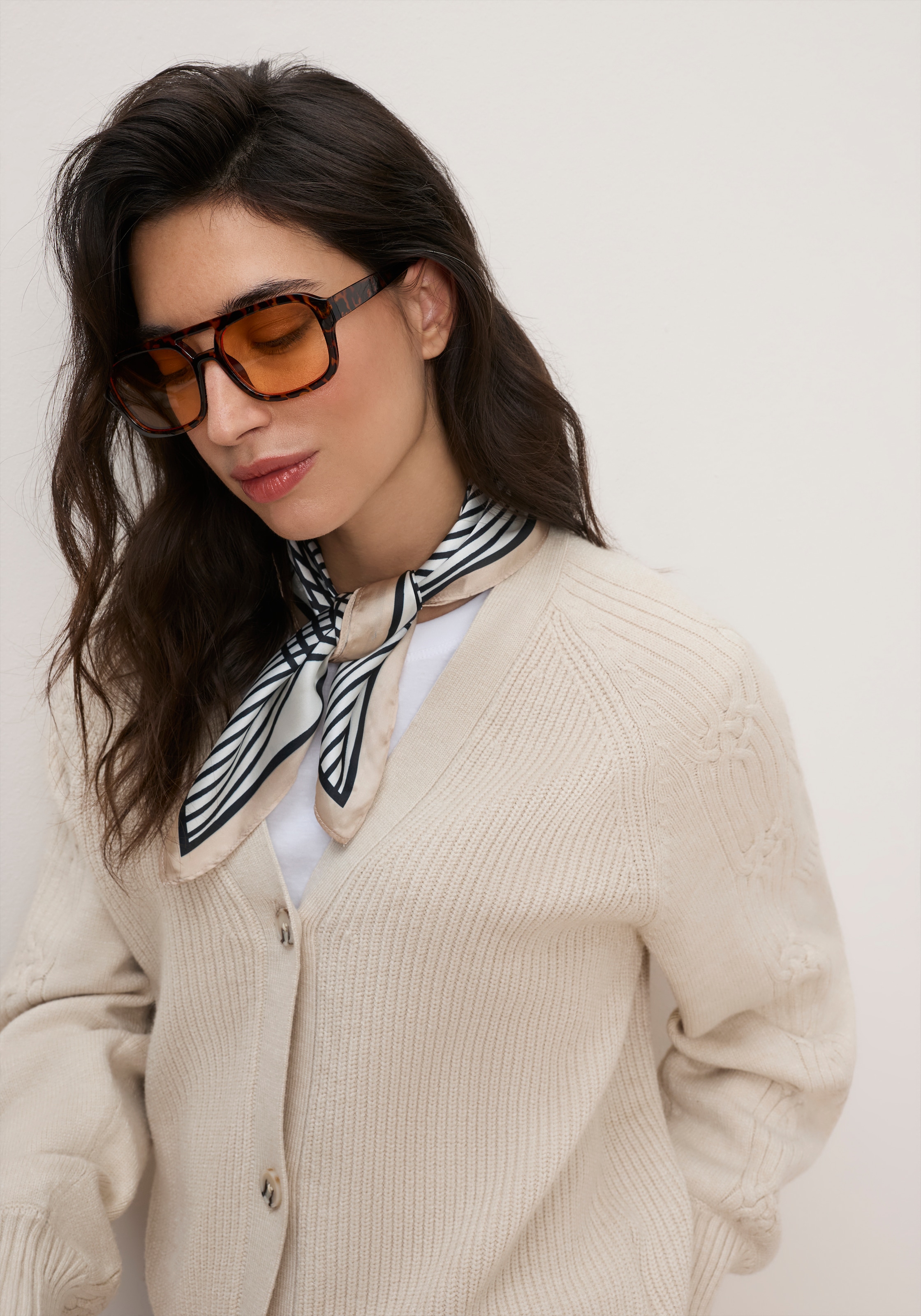 Tamaris Veste en tricot »mit V-Ausschnitt und Zopfstrickmuster« en mélange de viscose doux