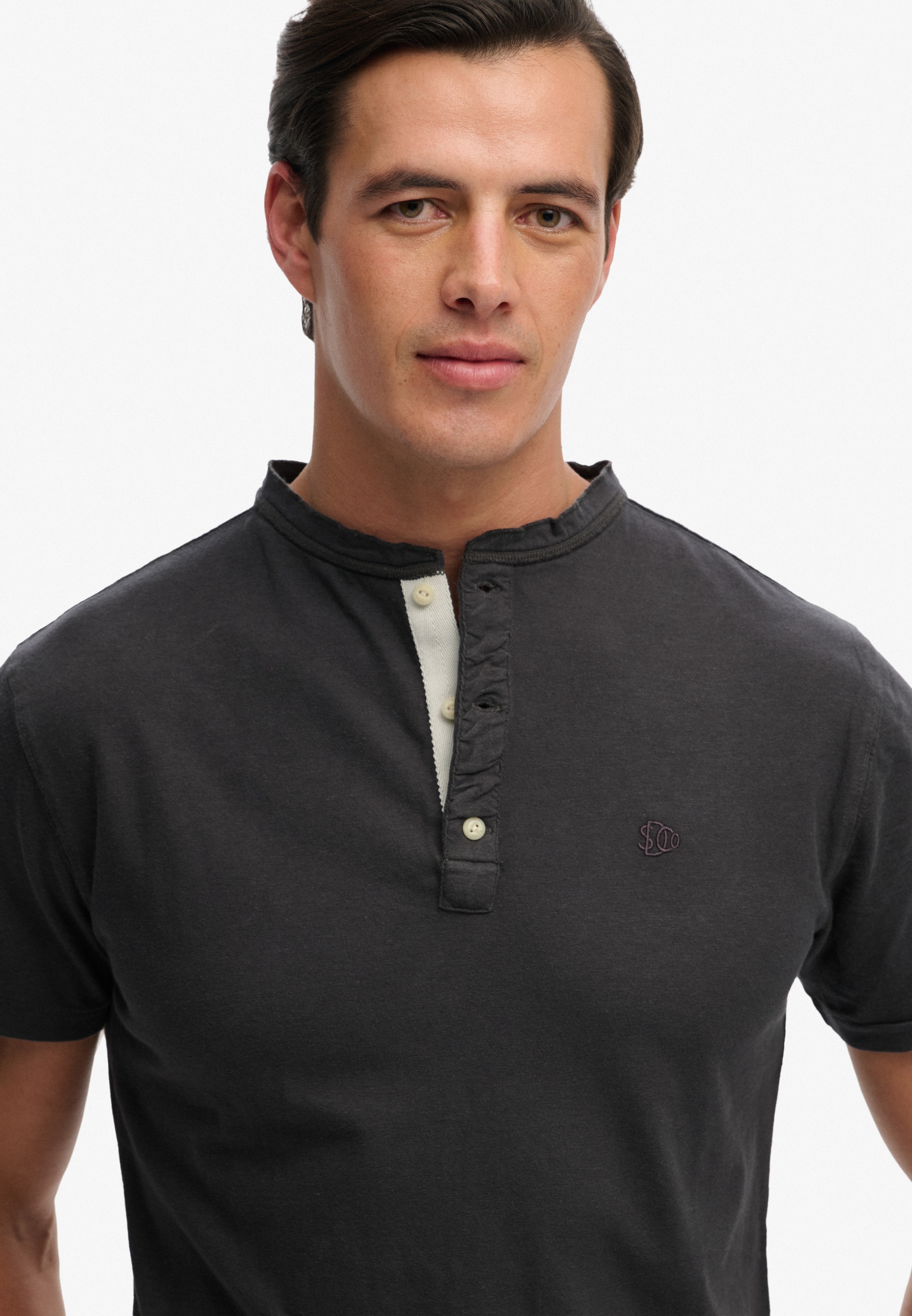 Superdry T-shirt »CLASSIC COTTON LIN SS GRANDAD« avec étiquette de marque, en coton et lin, en jersey simple, manches courtes