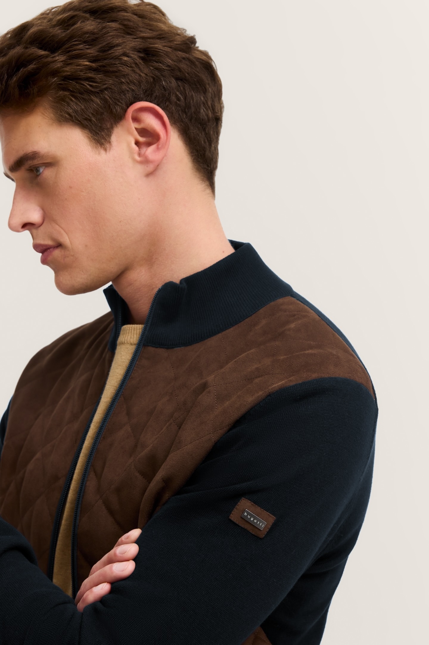 bugatti Veste en tricot »Regular Fit« avec devant en velours et col montant