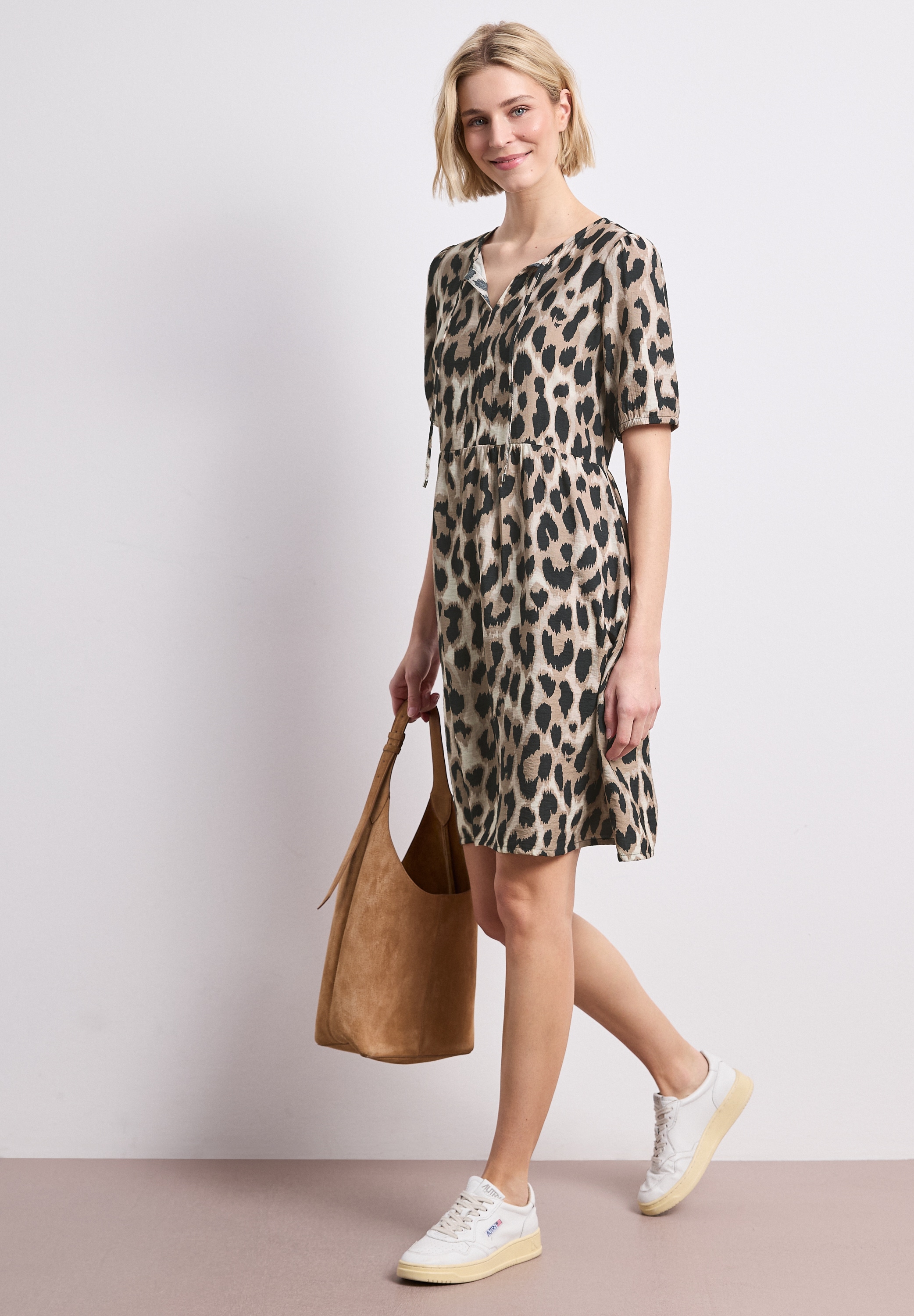 STREET ONE Sommerkleid Ohne Taschen Sommerkleid mit Split Neck und Allover-Print/Blätter-Design