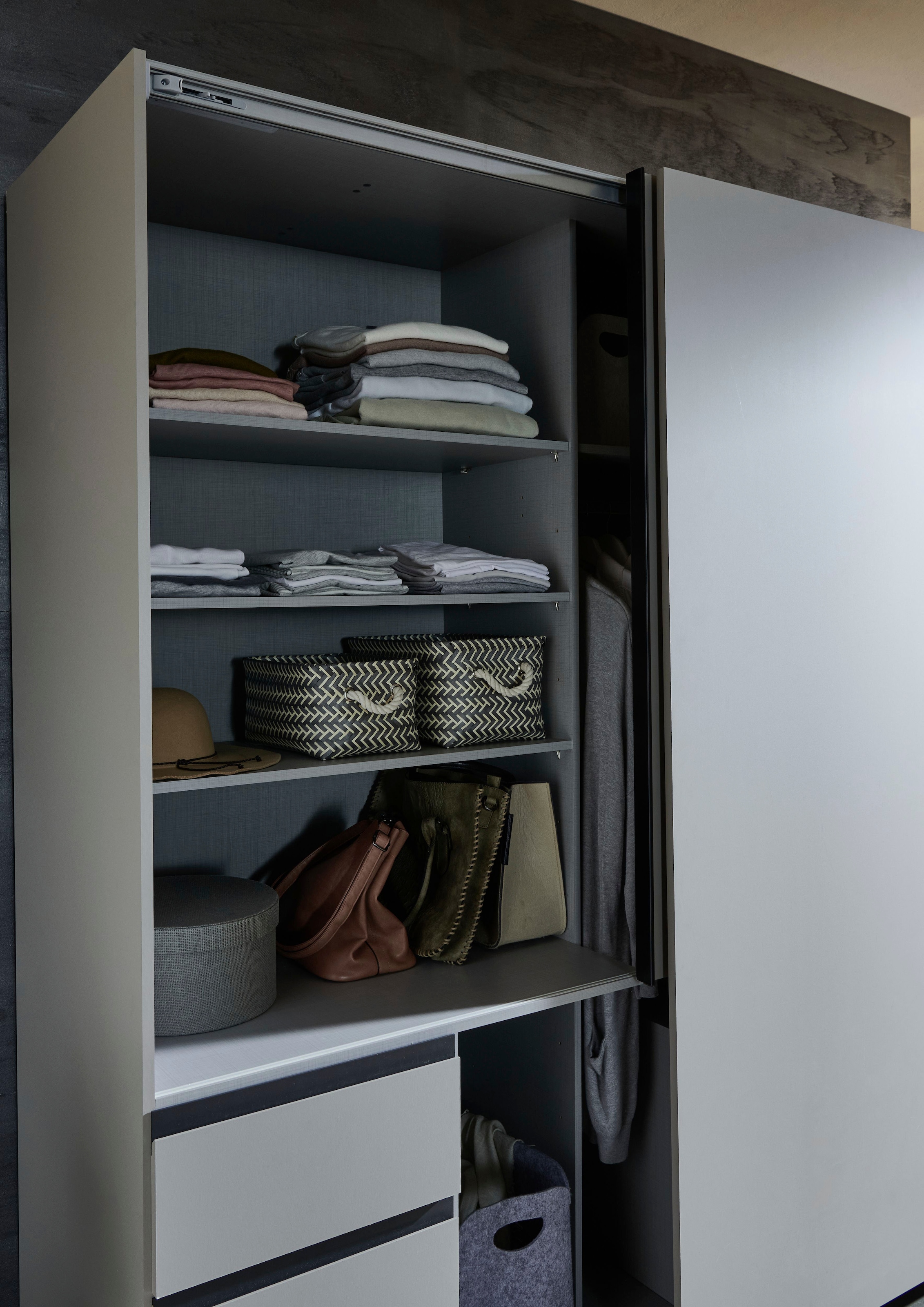 Wimex Armoire à portes coulissantes »Stade, B: 168cm, inkl. Spiegel und von aussen bedienbaren Schubladen« erhältlich in verschiedenen Farben