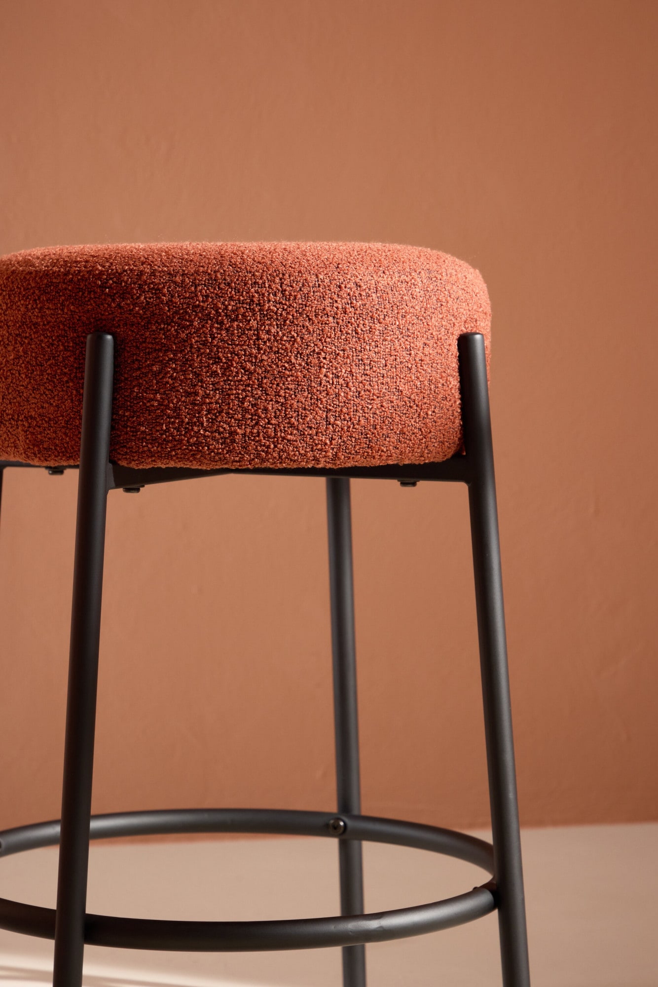 Venture Home Barhocker »Tucson, Barhocker in Bouclé, niedrige Sitzfläche, belastbar bis 150 kg« Tresenstuhl, Bouclé-Bezug, Stahlbeine, Fussstütze, modern