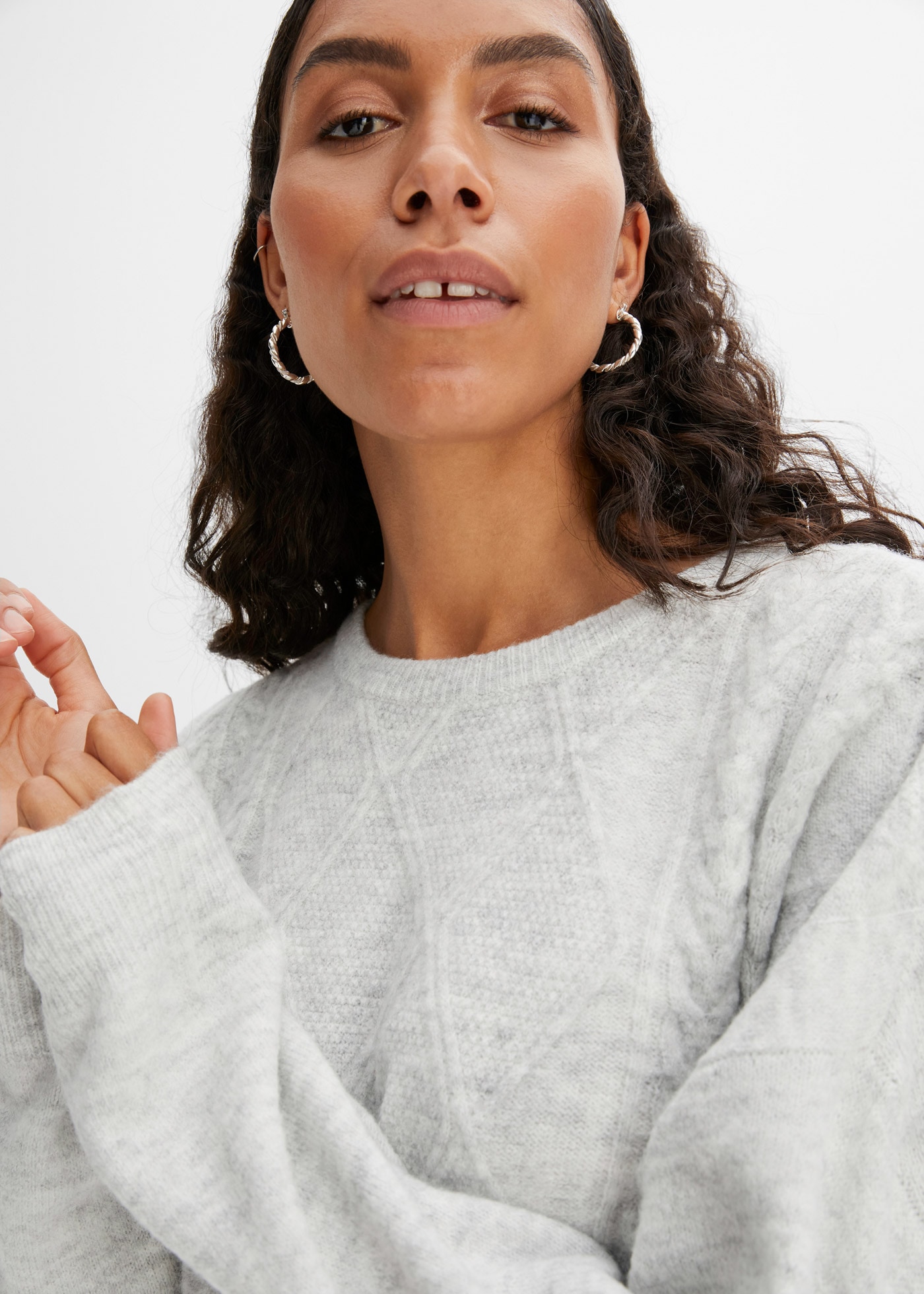 bonprix Pull en tricot aus Polyacryl, Polyester und Elasthan, mit Zopfmuster