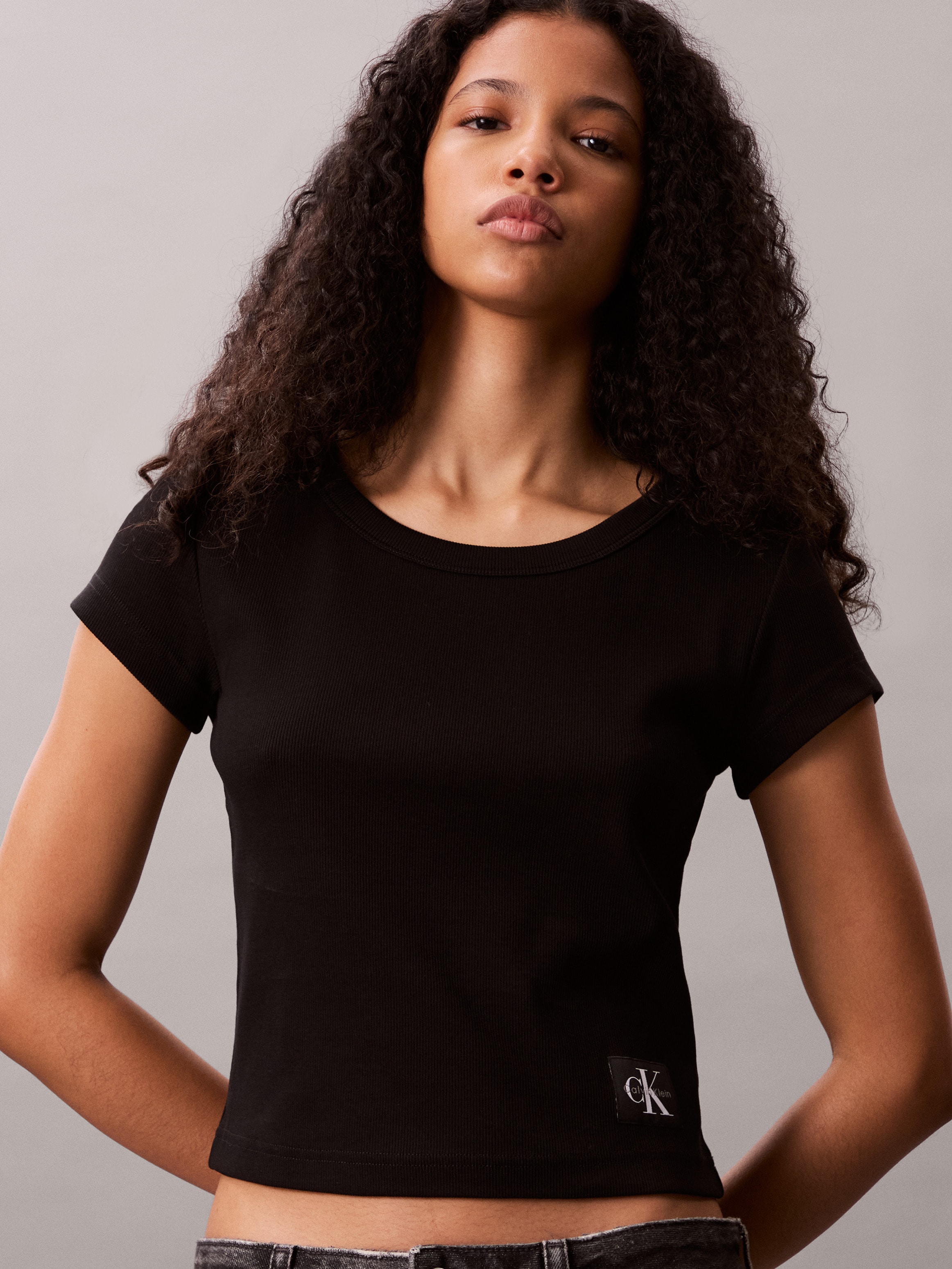 Calvin Klein Jeans T-shirt »WOVEN LABEL BABY RIB« Regular fit mit Rundhalsausschnitt