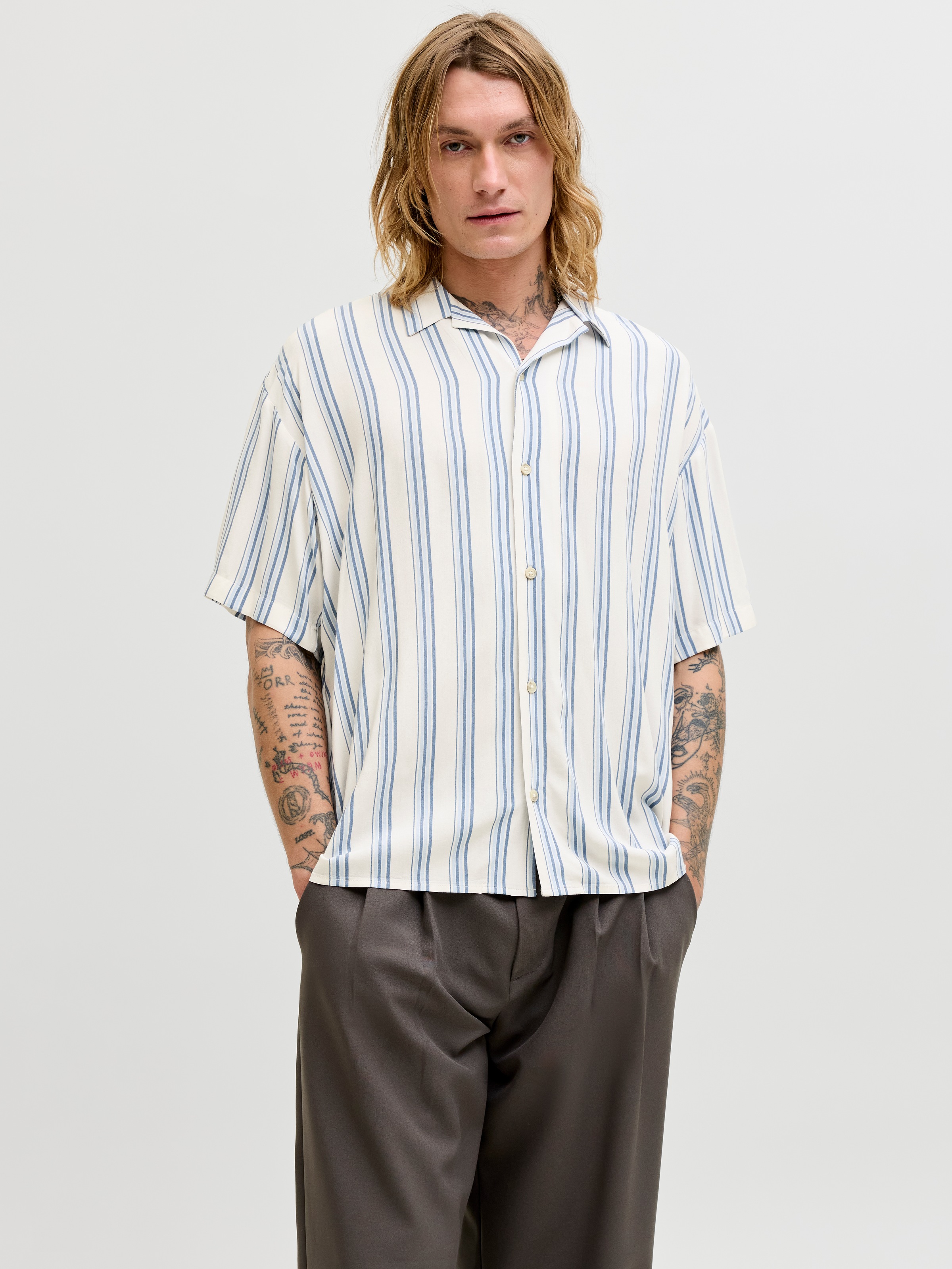 Jack & Jones Chemise à manches courtes »JJEJEFF RESORT STRIPE SHIRT S/S SN« Viskose, loose fit
