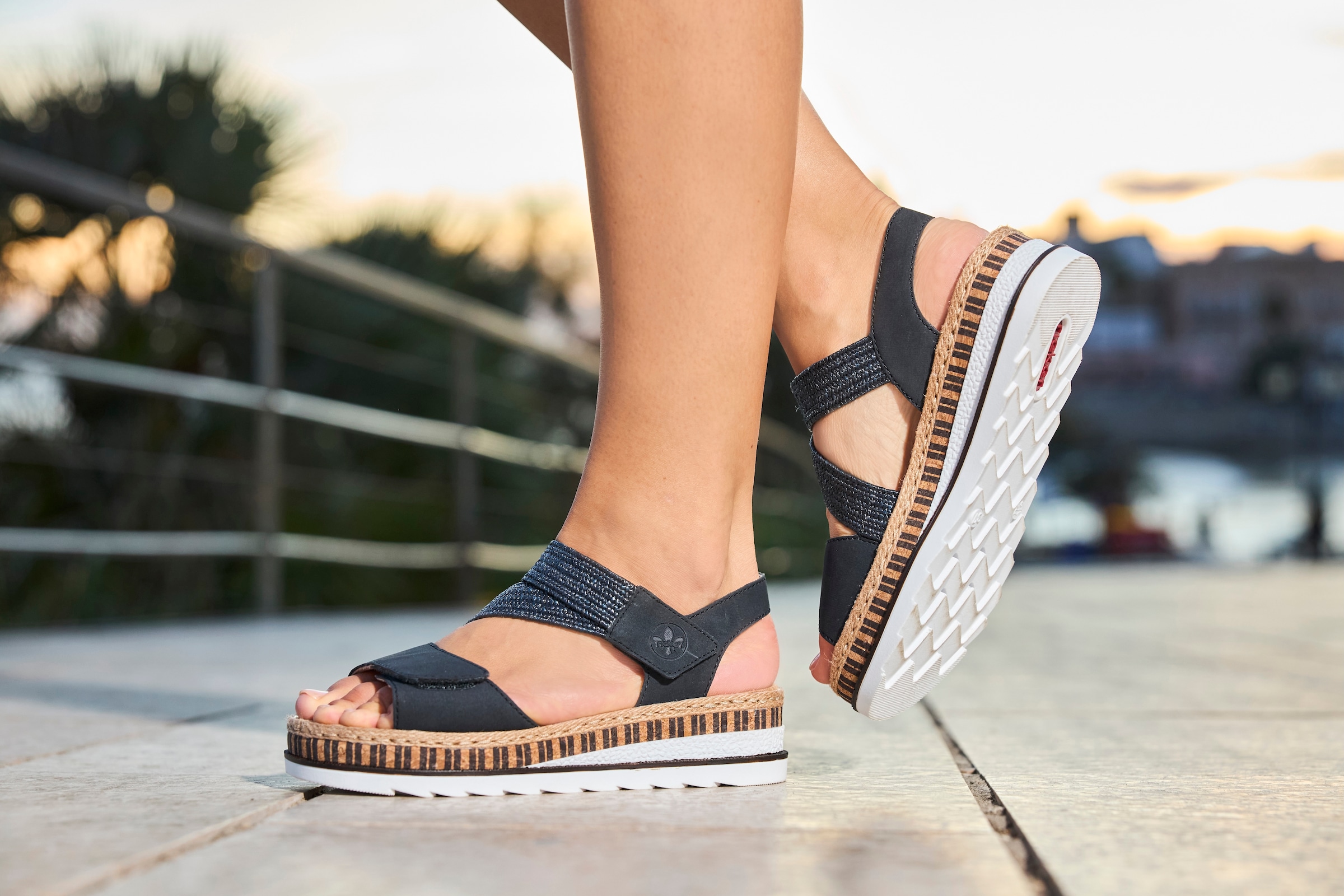 Rieker Keilsandalette  Riemchensandale, Sommerschuh, Urlaubschuh mit Klettriemchen