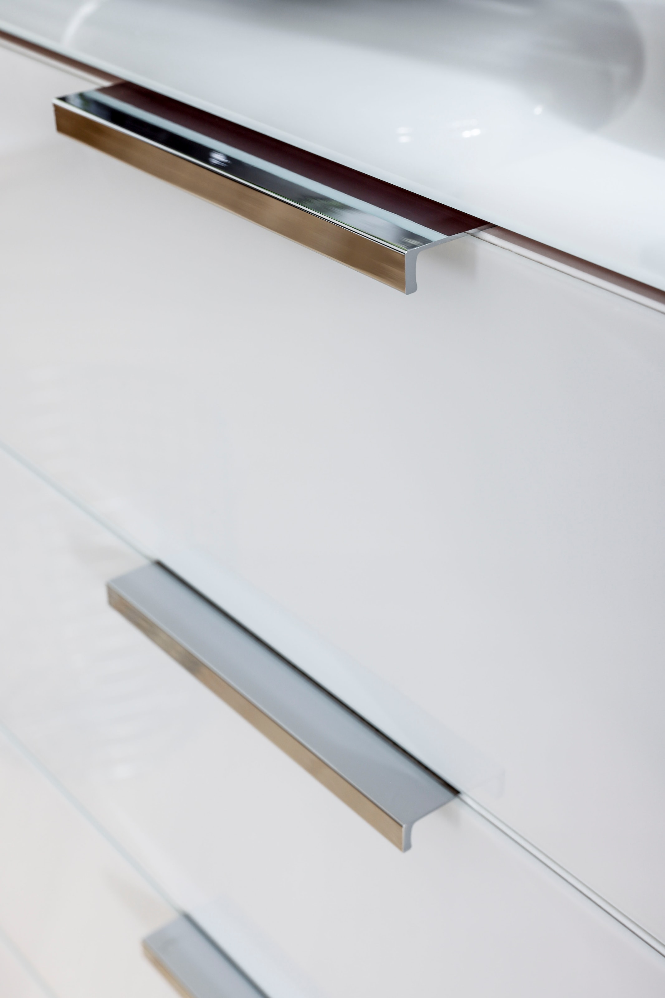 rauch Kombikommode »Kommode Türkommode Sideboard Kombikommode FLIPP mit Glasfront« Breite 200 cm mit 2 Einlegeböden,  3-türig, 3 Schubladen, Soft-Close-Funktion, Oberboden und Front Glas