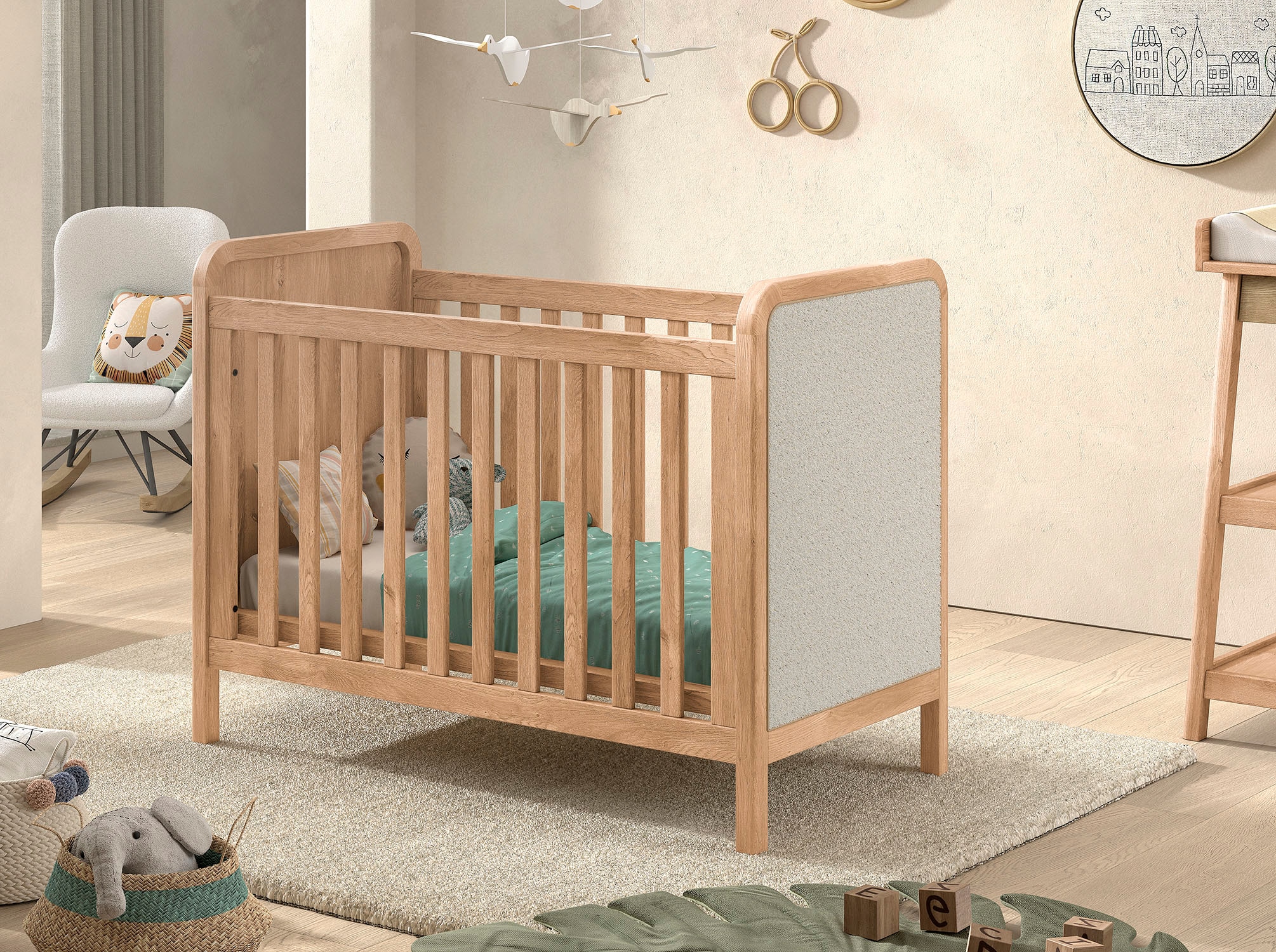 Vipack Babybett »Woods in klassiver Optik, wahlweise mit Rattan- oder Bouclé Optik« Eichenholz mit natürlichem Rattan oder Bouclé an Kopf- und Fussteil