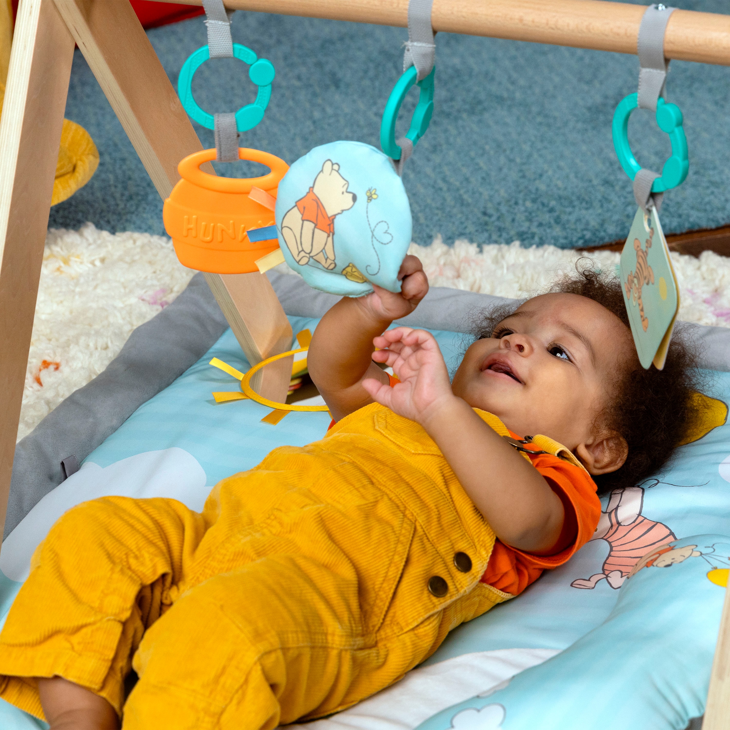 Bright Starts Spielbogen »WINNIE THE POOH Once Upon a Tummy Time ™ Activity Gym« mit Plüschmatte und Stützkissen