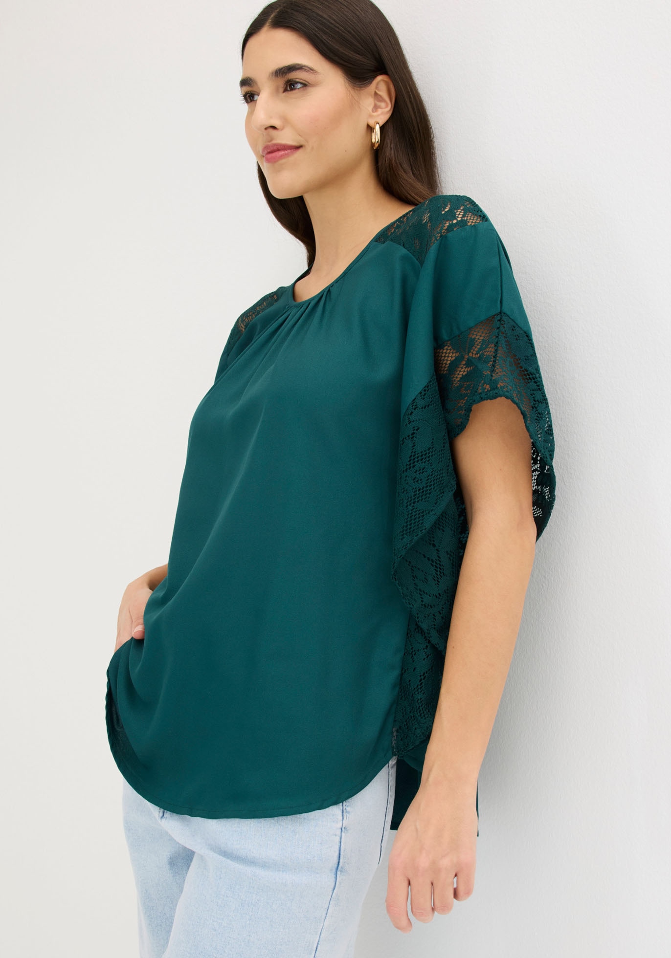 bonprix Blouse à manches longues figurumspielende Passform, aus Polyester, mit Applikationen