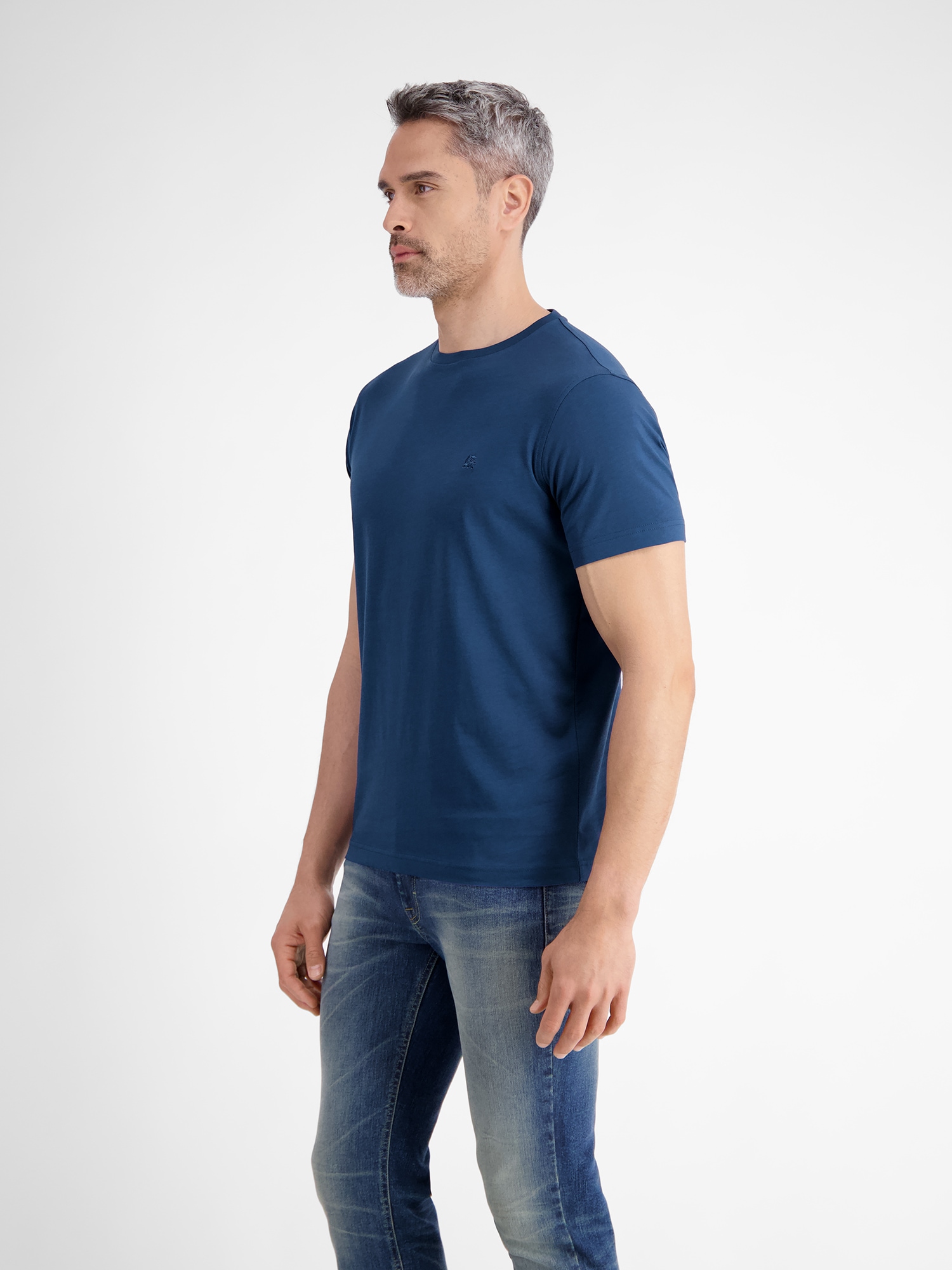 LERROS T-shirt »LERROS Basic T-Shirt mit Logostitck, unifarben«