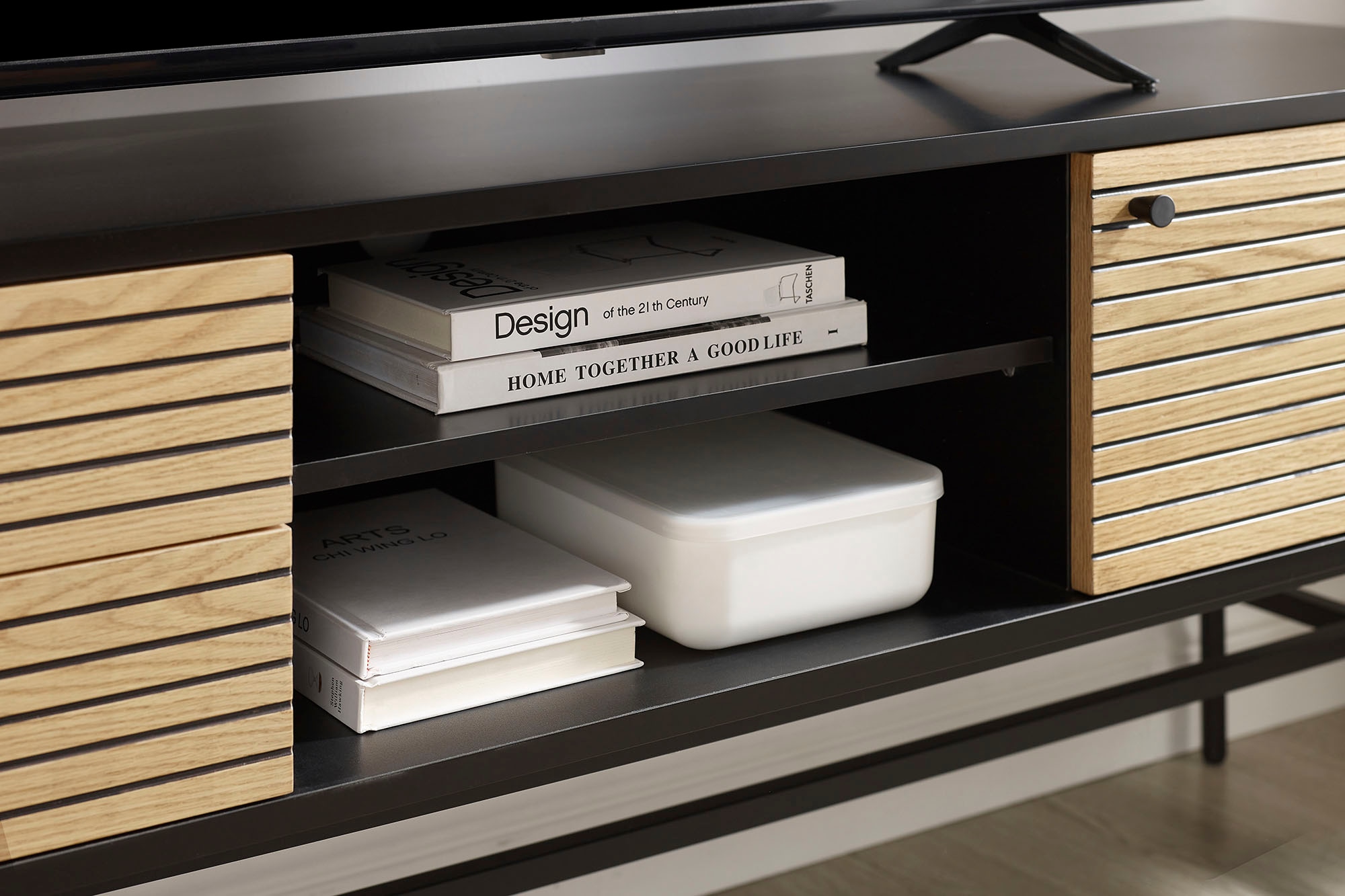 SalesFever Table basse »Torsby Stilvolle TV-Kommode für Ihr Wohnzimmer« Kommode: Stil trifft auf praktische Kabelorganisation