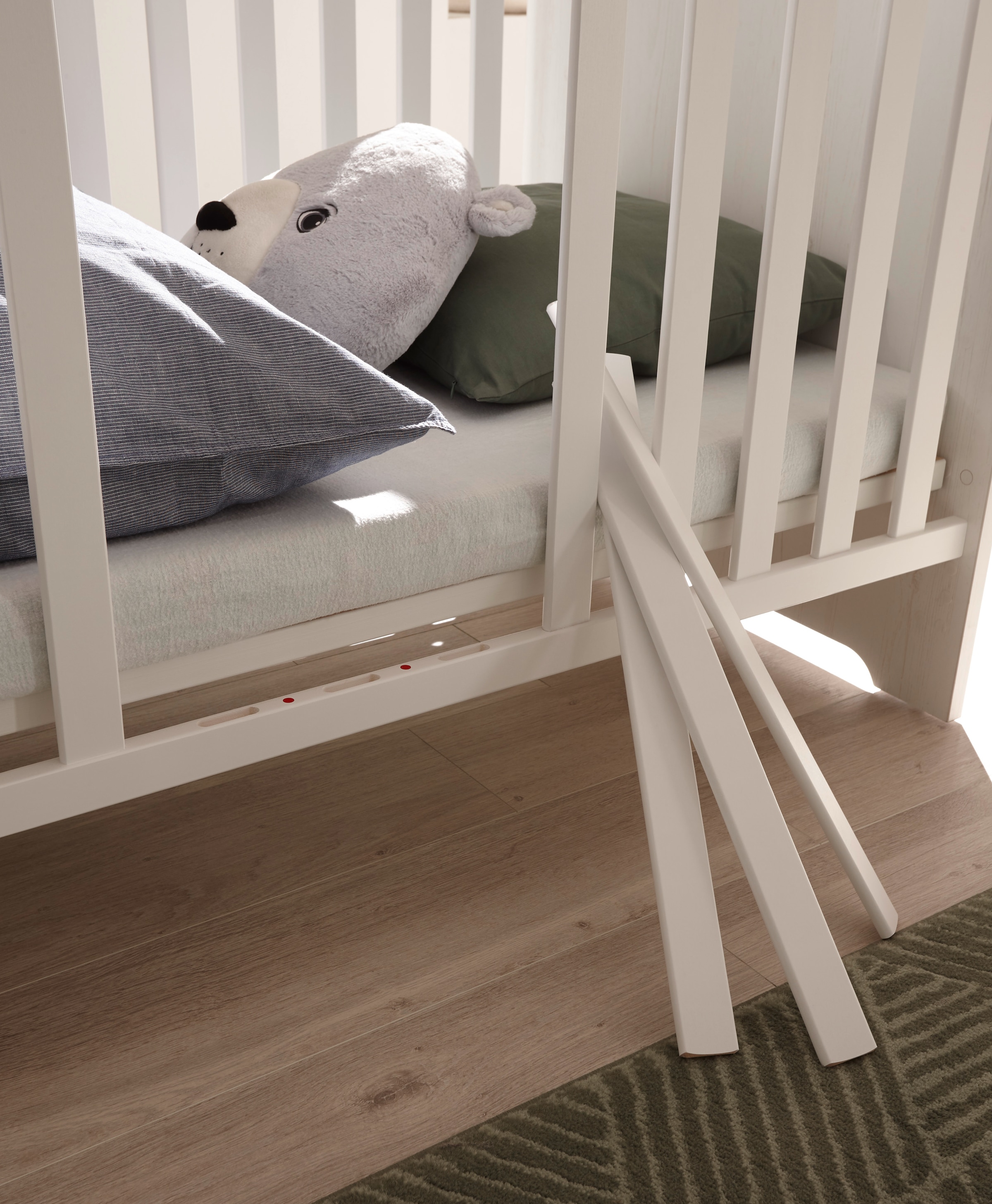 Begabino Lit bébé »Jasmin passend zum Babyzimmer« 70x140 cm inclu cadre à lattes, style maison de campagne avec 3 barreaux coulissants