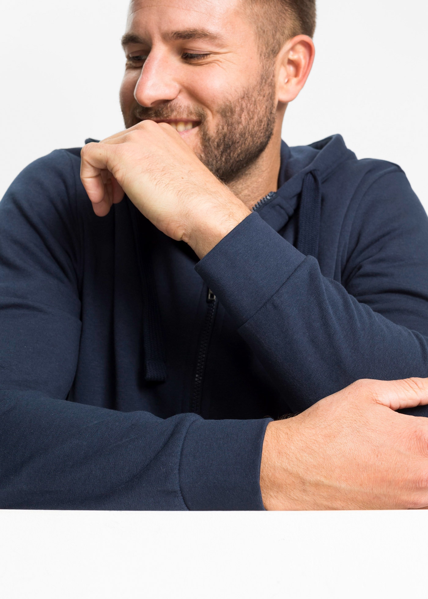 bonprix Sweat à capuche »Kapuzen-Sweatjacke mit Reissverschluss« Kapuzen-Sweatjacke mit Reissverschluss