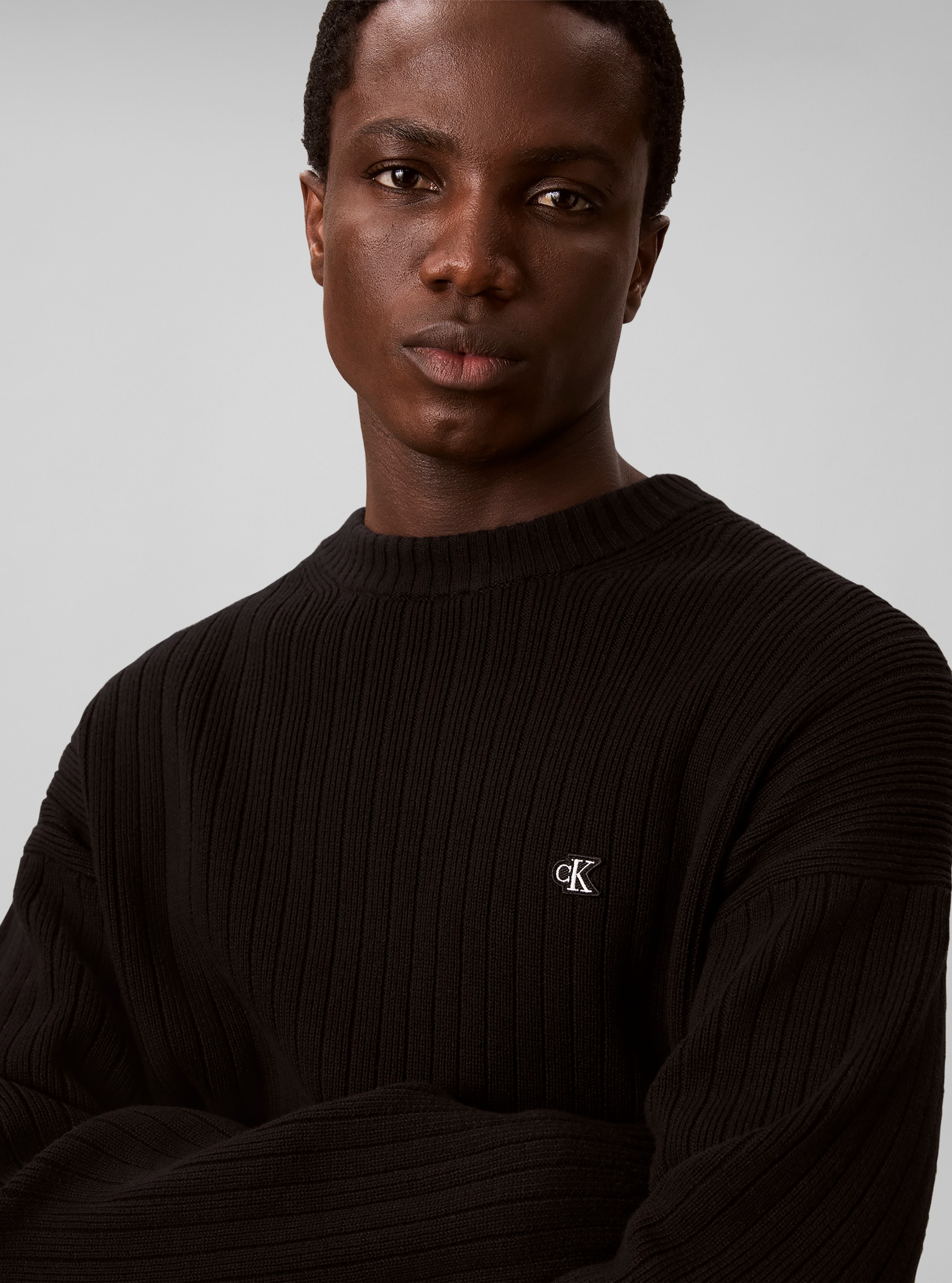 Calvin Klein Jeans Pull en tricot Tricot côtelé, coupe régulière, broderie de logo