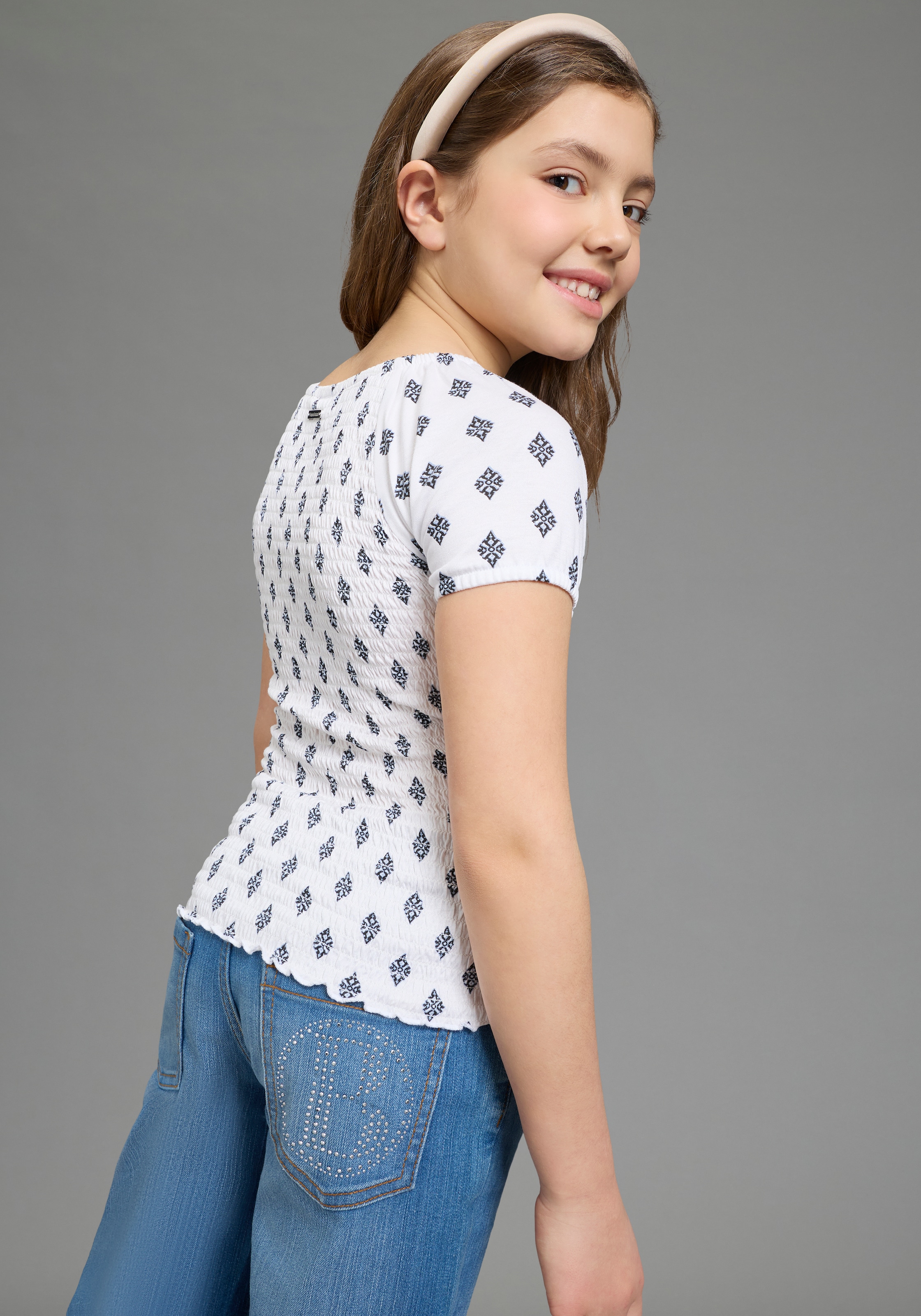 Bruno Banani T-shirt »Allover gemustertes Shirt, Smoke Carmenshirt für Mädchen« modischer Stil, Kurzarm, mit Carmenausschnitt, Allover-Druck