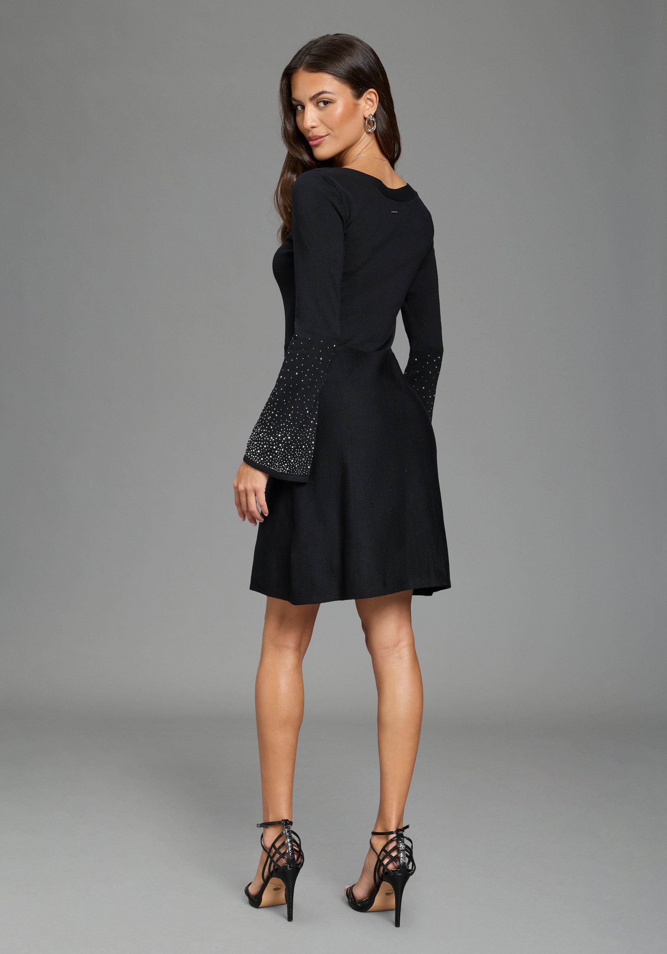 Laura Scott Robe en tricot »mit U-Boot-Ausschnitt, aus Viskosemischung« avec manches trompette et pierres pailletées décoratives