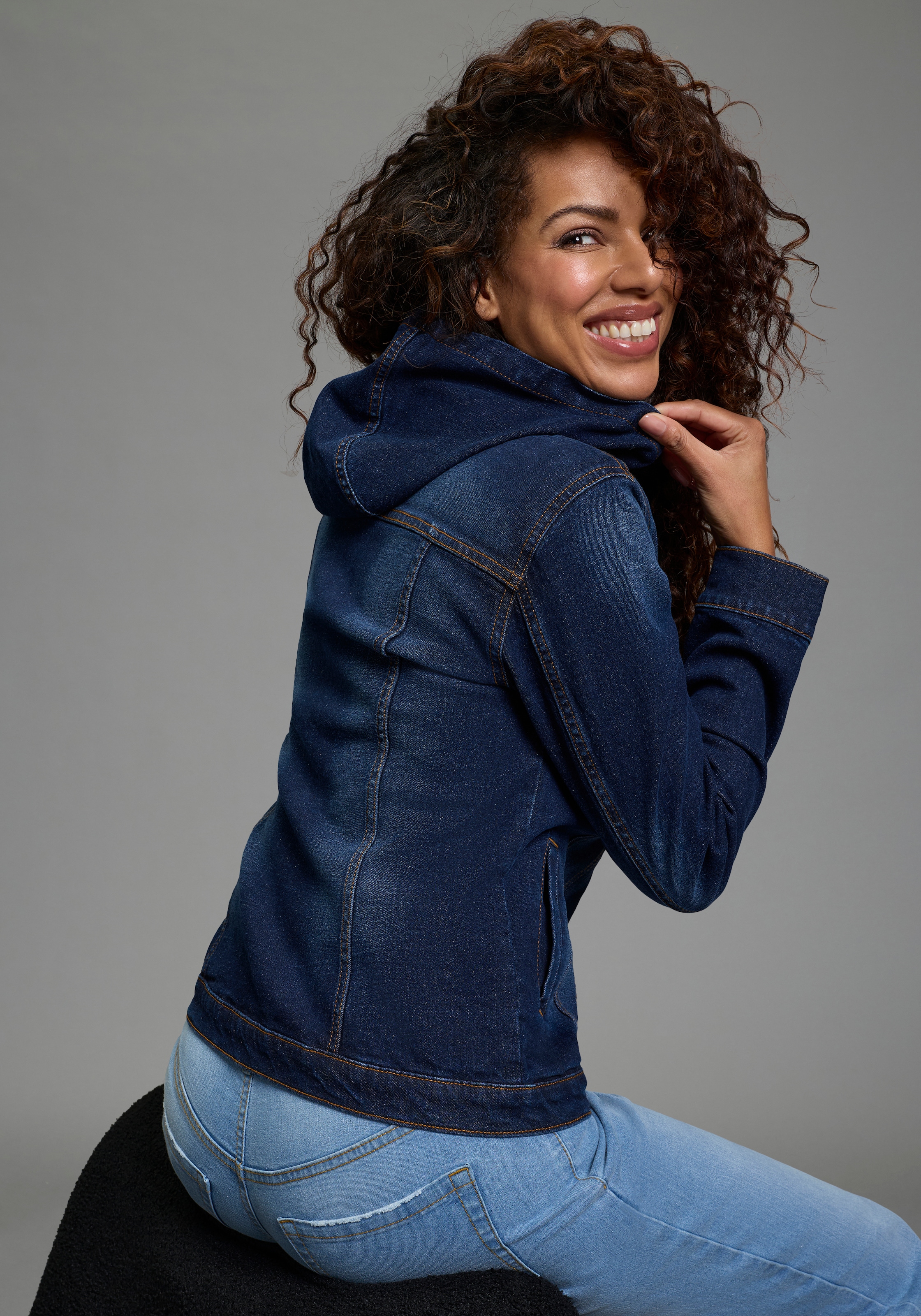 Arizona Veste en jean mit Kapuze mit Kapuze, Regular Fit, mit Knopfleiste, mit Knopf-Applikationen