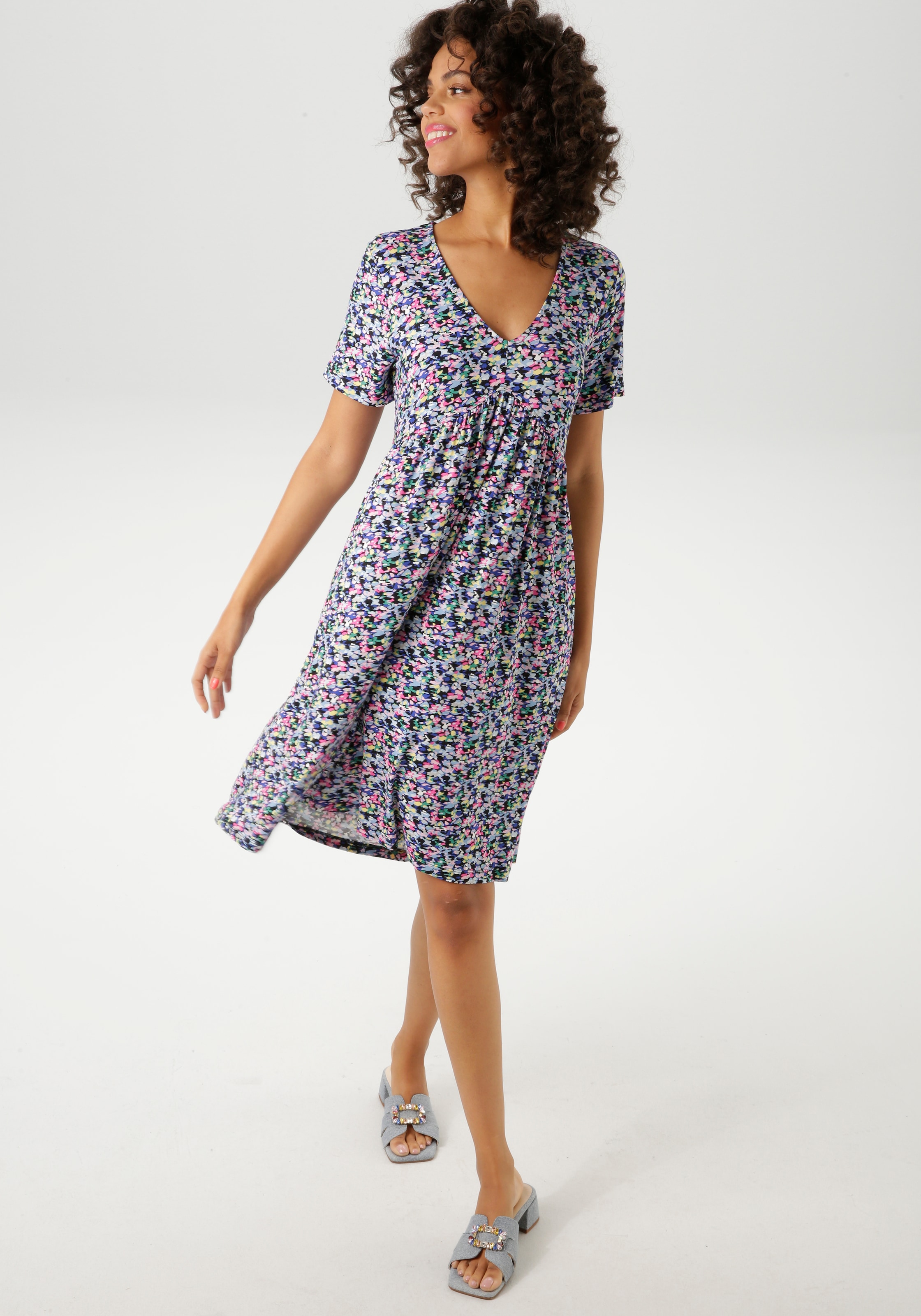 Aniston CASUAL Robe d'été mit farbenfrohen, grafischen Blümchen bedruckt
