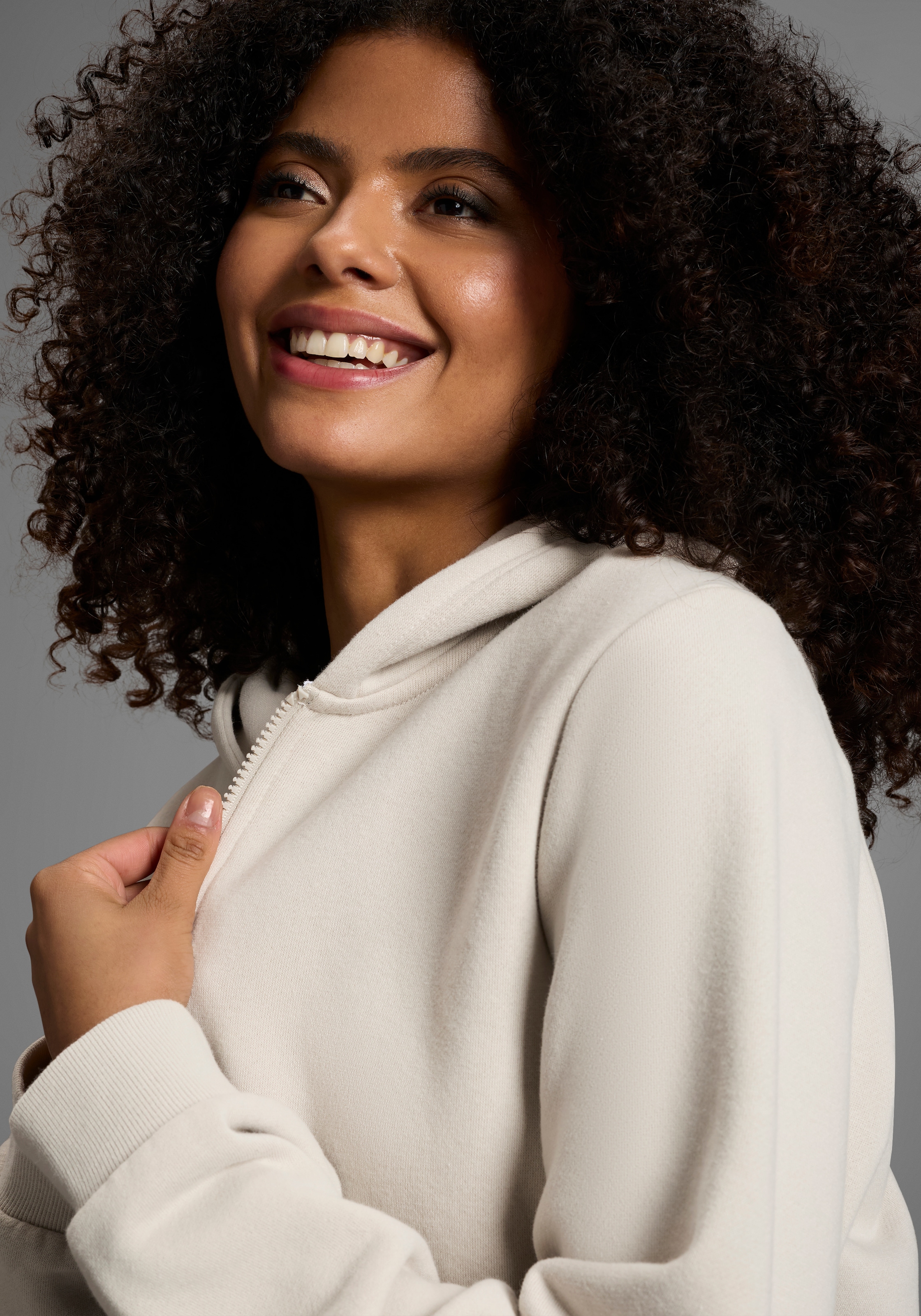 DELMAO Kapuzensweatjacke mit Reissverschluss, Kapuze & Kängurutasche