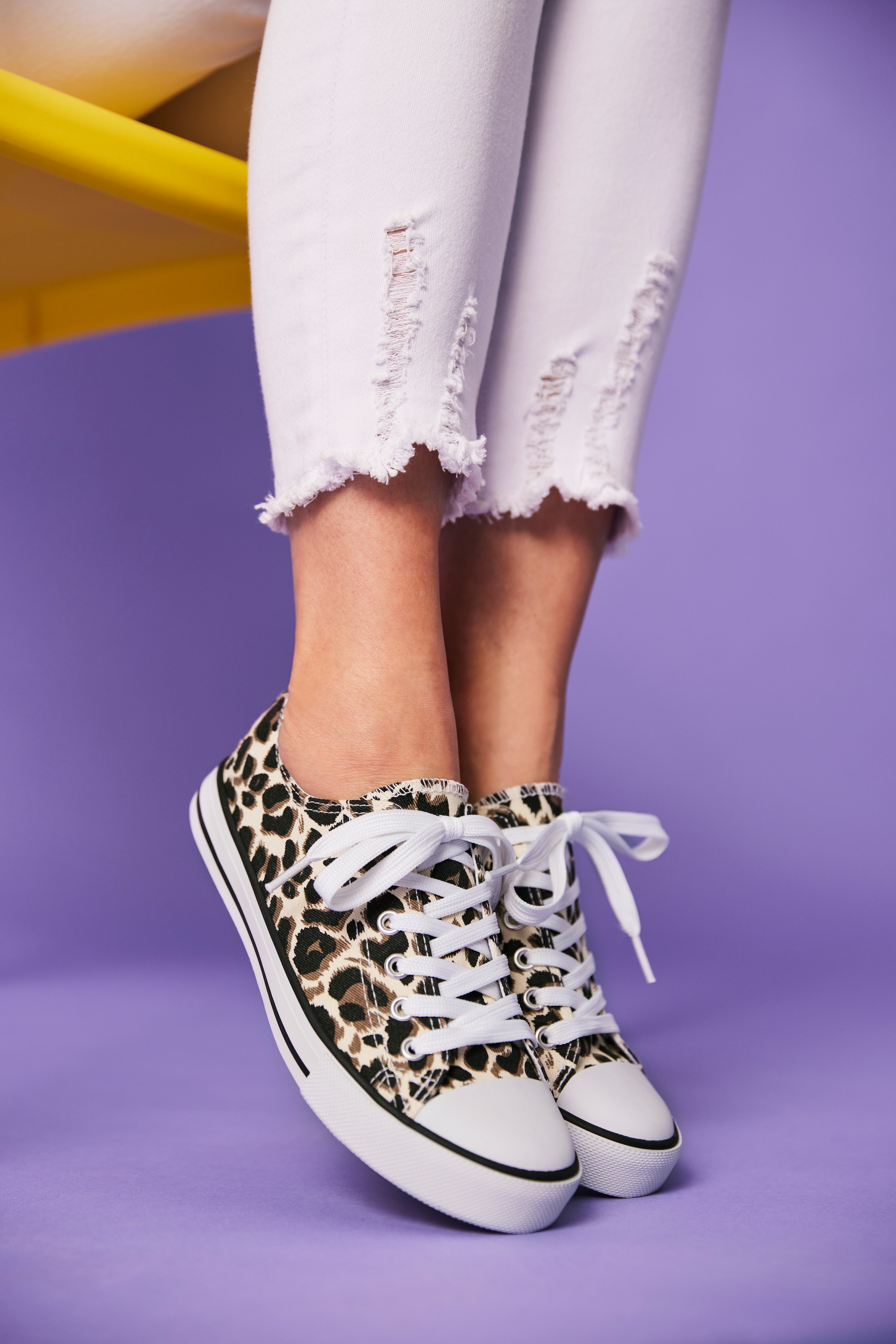 Aniston SHOES Sneaker  Freizeitschuh, Sneaker mit klassischen umlaufenden schwarzen Streifen