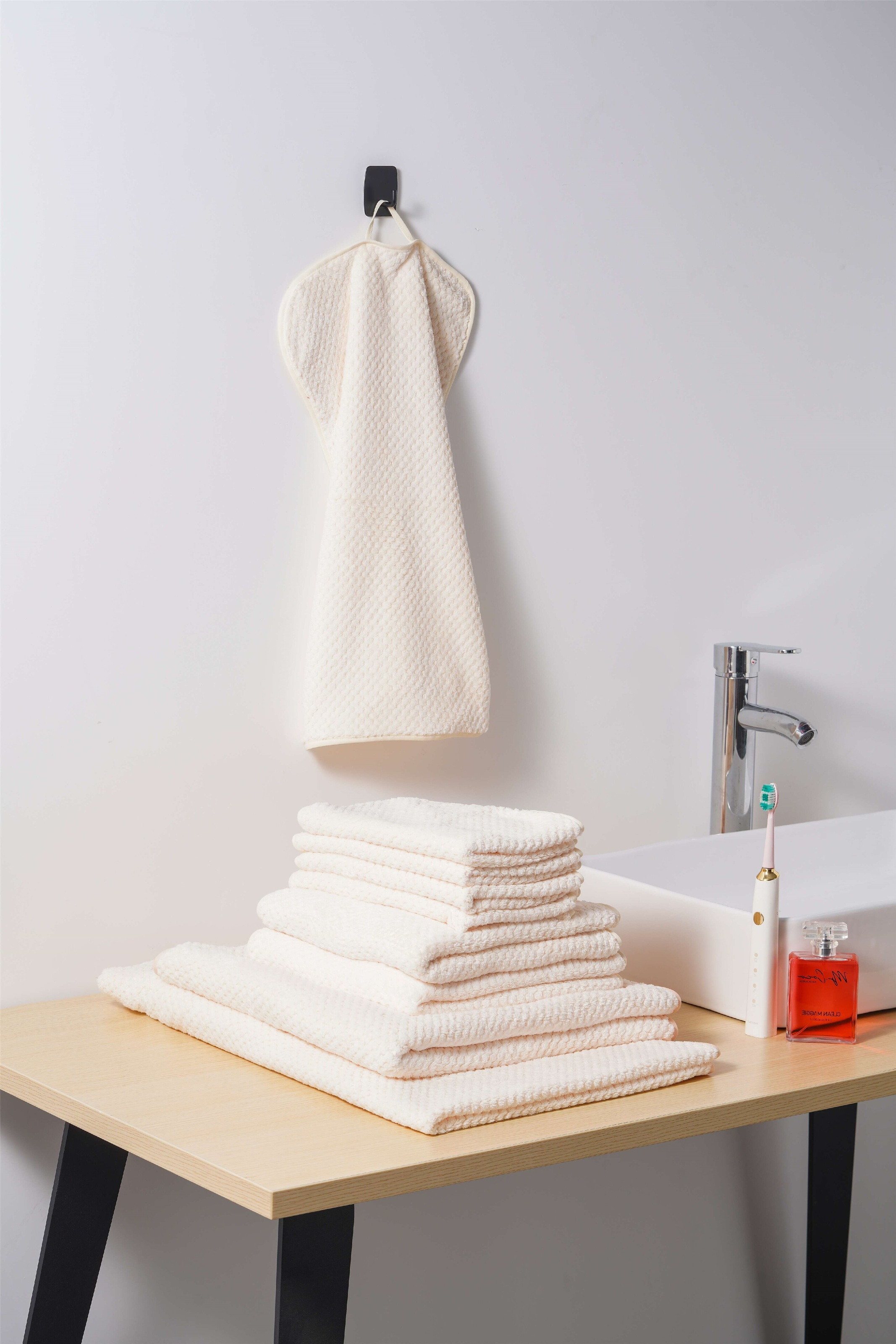 GOODproduct Handtücher »Parris, diverse Grössen, ideal als Sporthandtuch, Reisehandtuch« sehr leicht, kompakt, schnelltrocknend, Mikrofaser, mit Waffelmuster