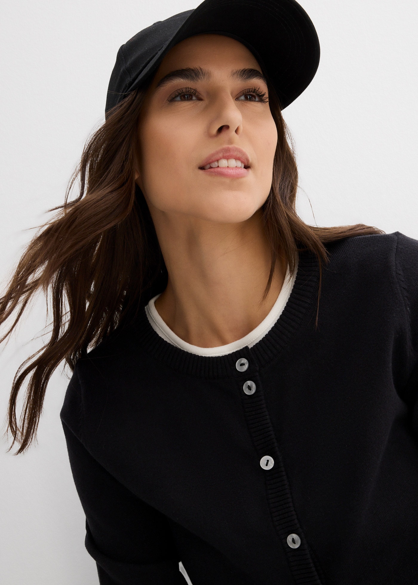 bonprix Veste en tricot coupe ample, forte teneur en coton, avec patte de boutonnage