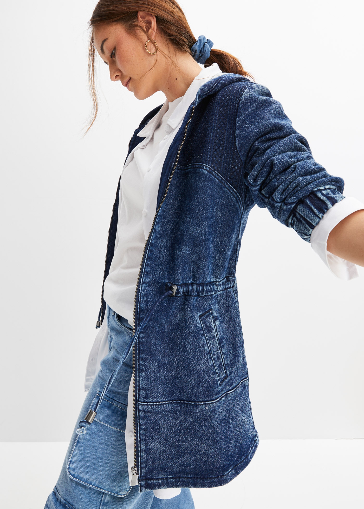 bonprix Veste en jean avec capuche manteau court en forme parka évasée, avec capuche