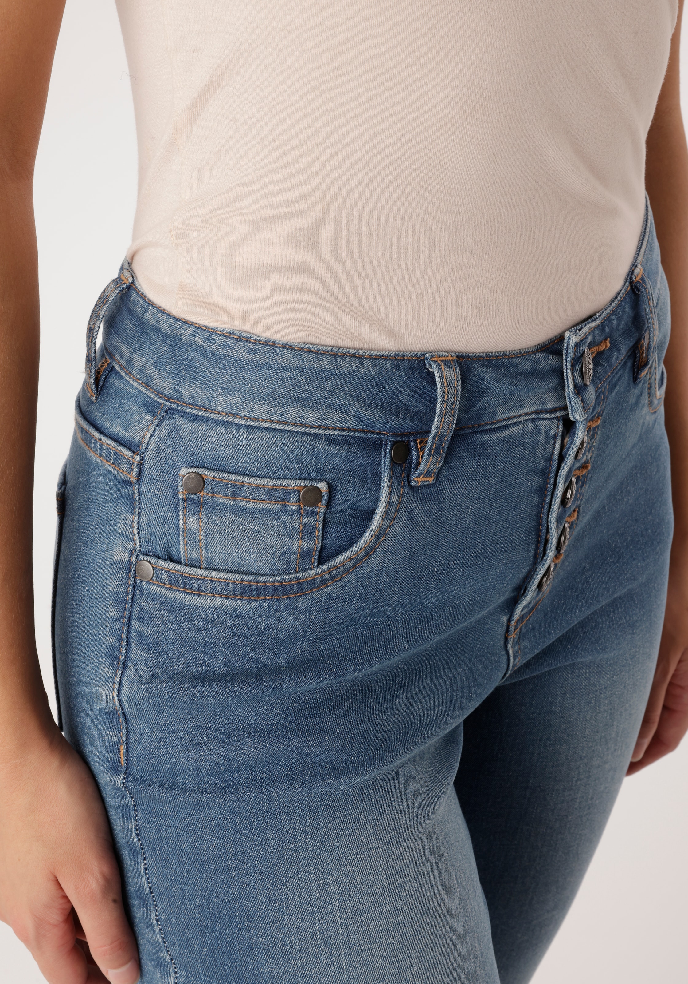 Aniston SELECTED Jeans droit sichtbare Knopfleiste und Used-Waschung - NEUE KOLLEKTION