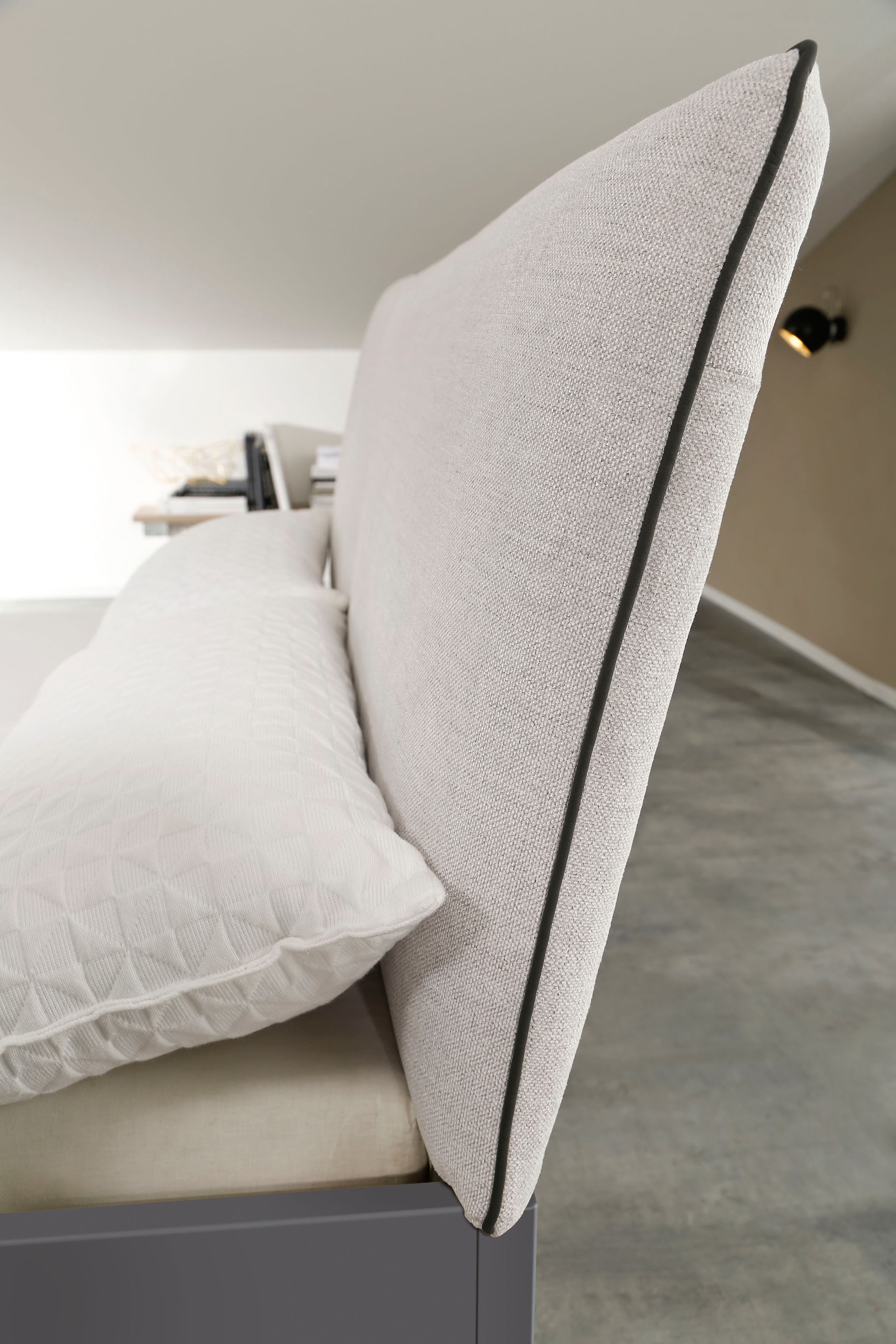 rauch Lit futon »Aditio« tête de lit en tissu tissé avec passepoil contrasté
