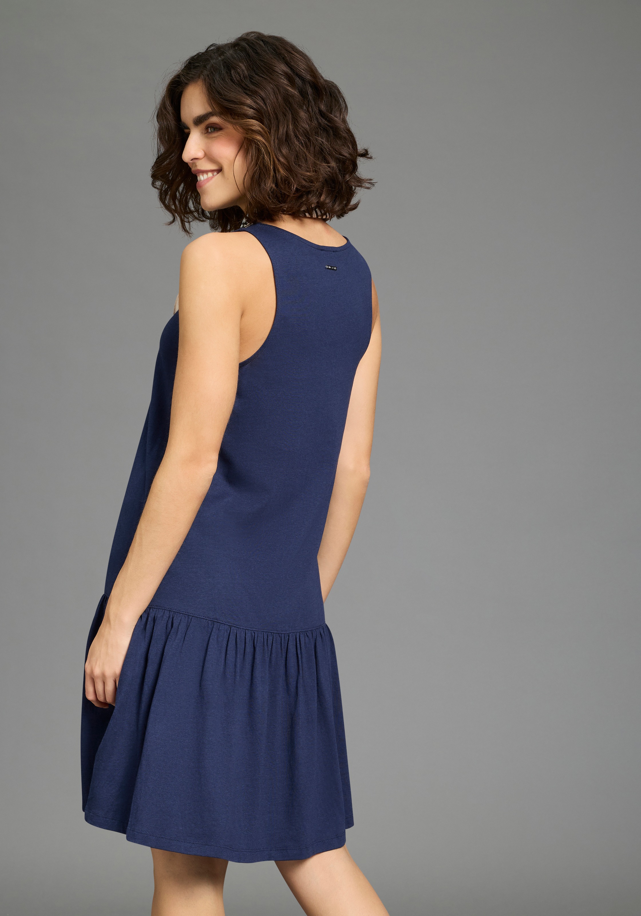 Laura Scott Sommerkleid Seitennahttaschen figurumspielende Passform, mit Rundhalsausschnitt und Tanktopträgern