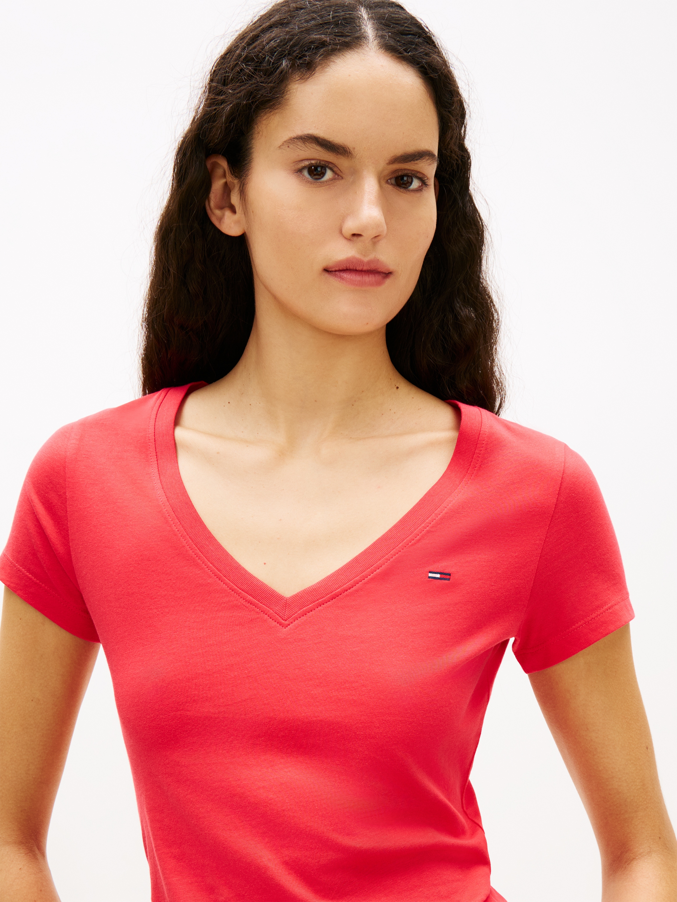 Tommy Jeans Kurzarmshirt »TJW SLIM V-NECK TEE« mit Logo-Stickerei