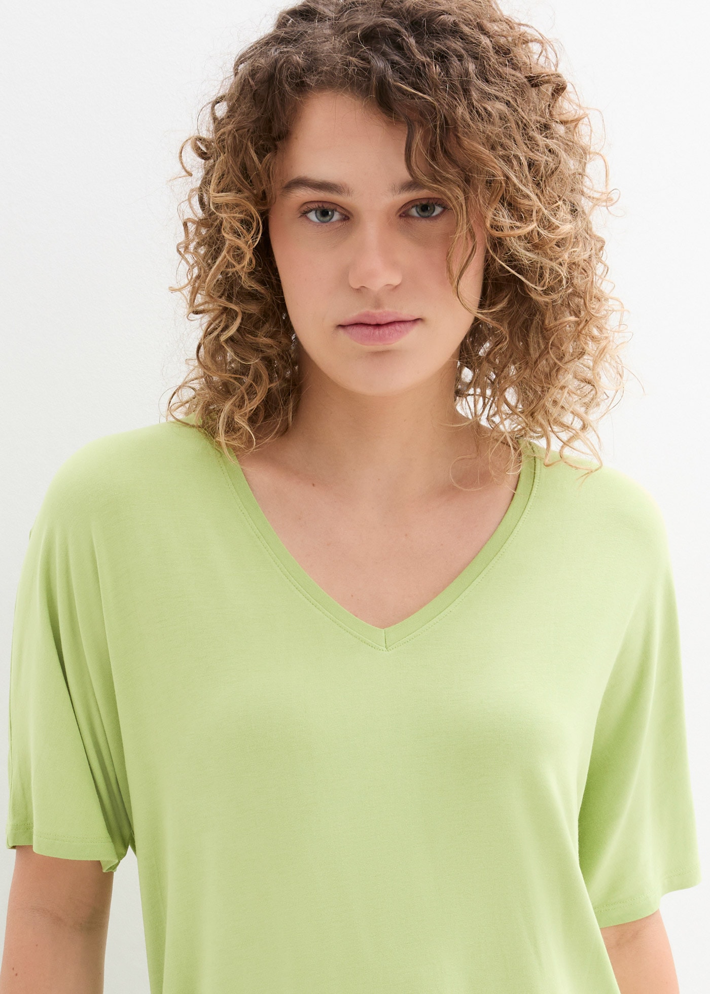 bonprix T-Shirt »Long-Shirt aus nachhaltigem Viskose-Mix« Oversize-Passform, Halbarm-Design, aus Viskose-Mix mit Elasthan