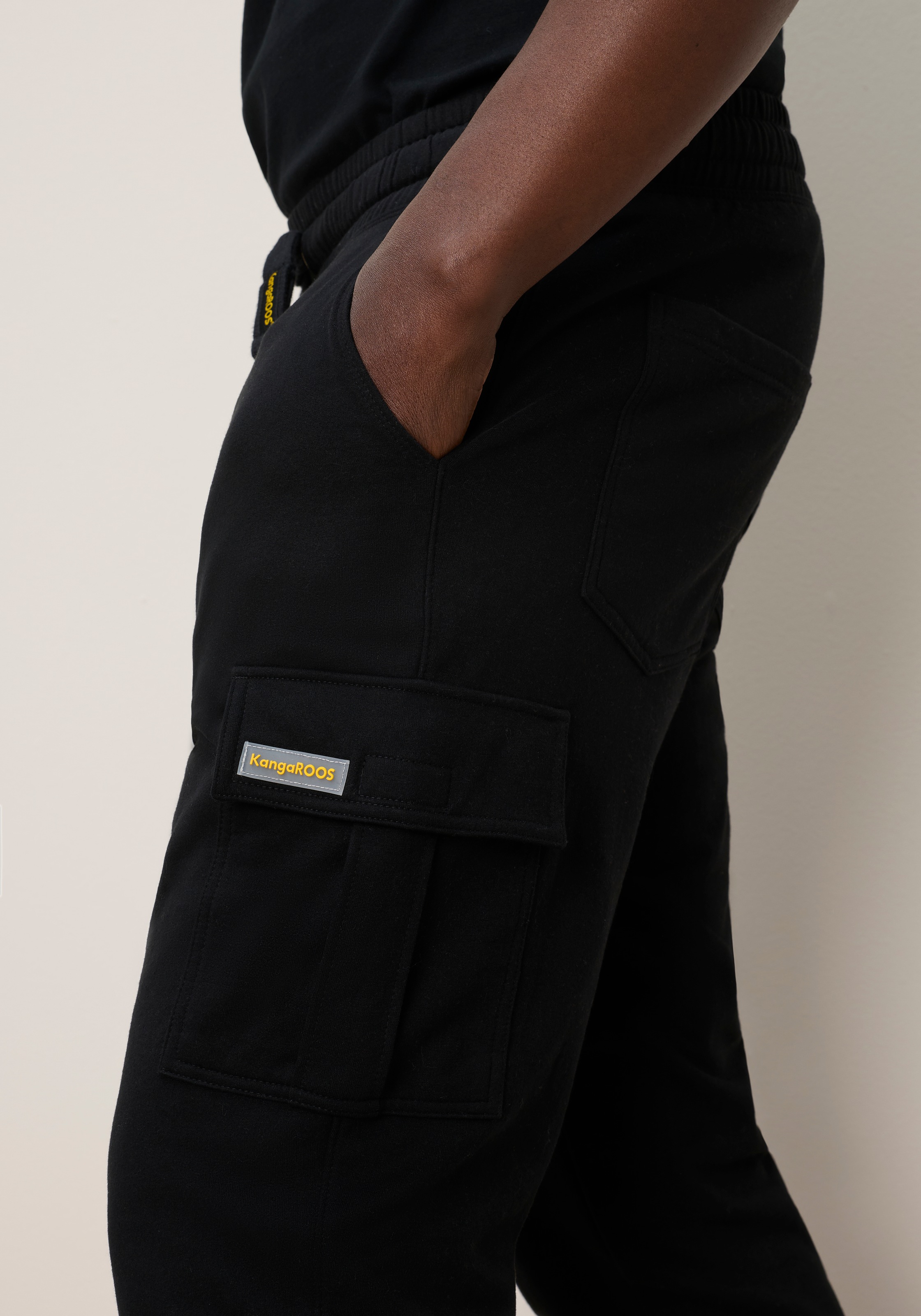 KangaROOS Pantalon de jogging  coupe droite, avec badge en application, aussi en grandes tailles