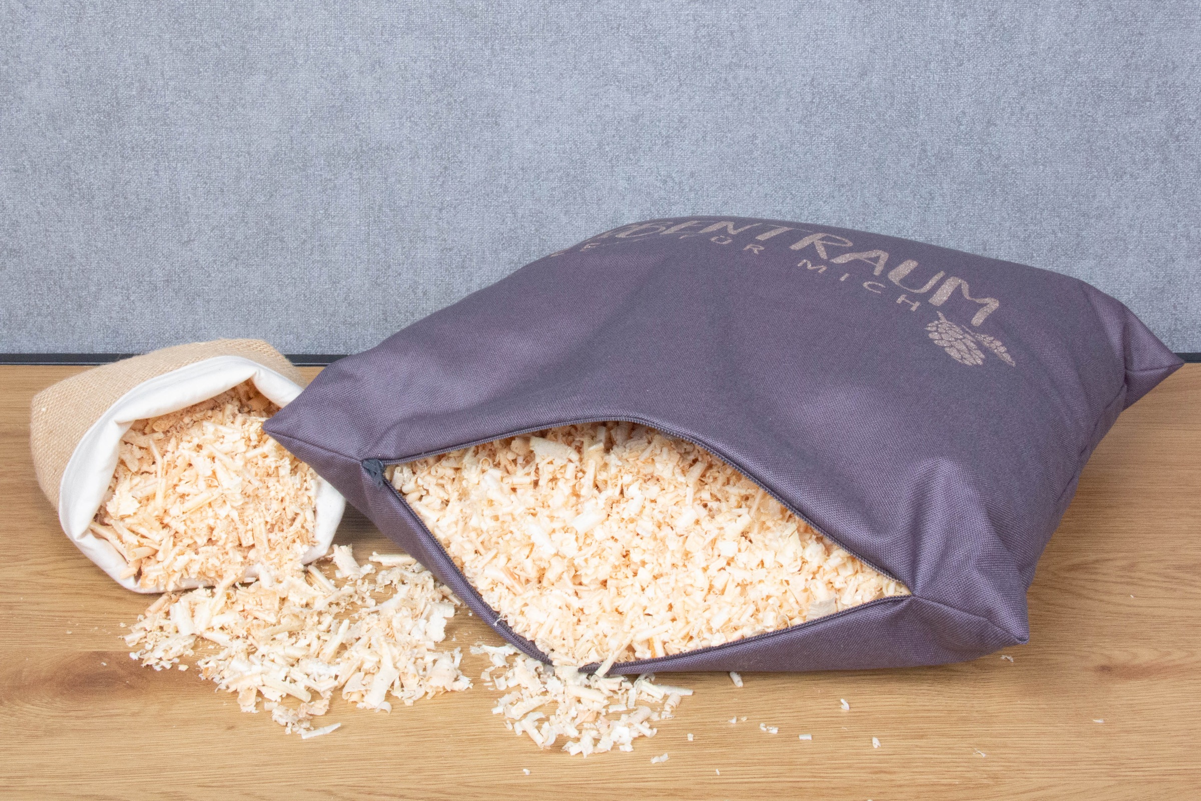 herbalind Zirbenkissen »Zirbentraum in Violett/Roségold 40x40 mit Reissverschluss - Gefüllt« mit hochwertigen Zirbenholzflocken 100% Baumwolle - Made in Germany