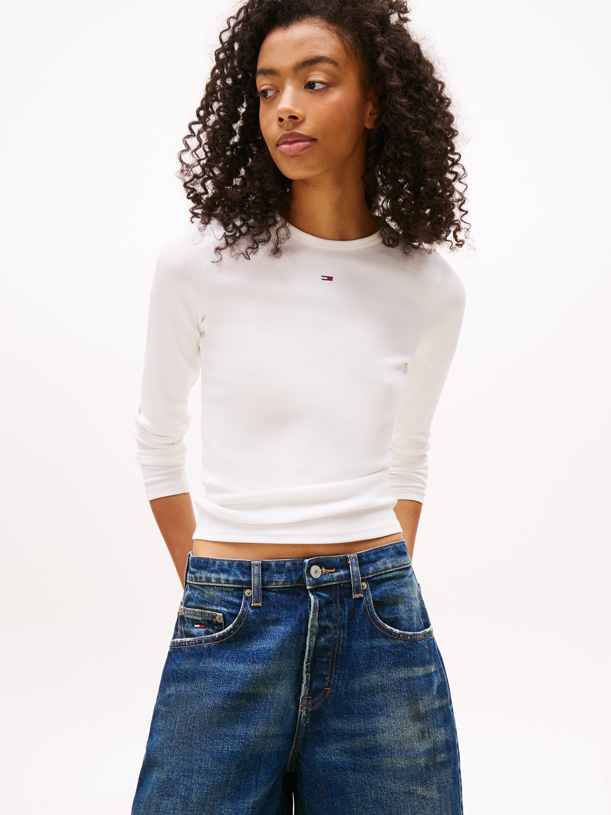 Tommy Jeans Langarmshirt »TJW SLIM ESSENTIAL RIB LS« mit Logostickerei